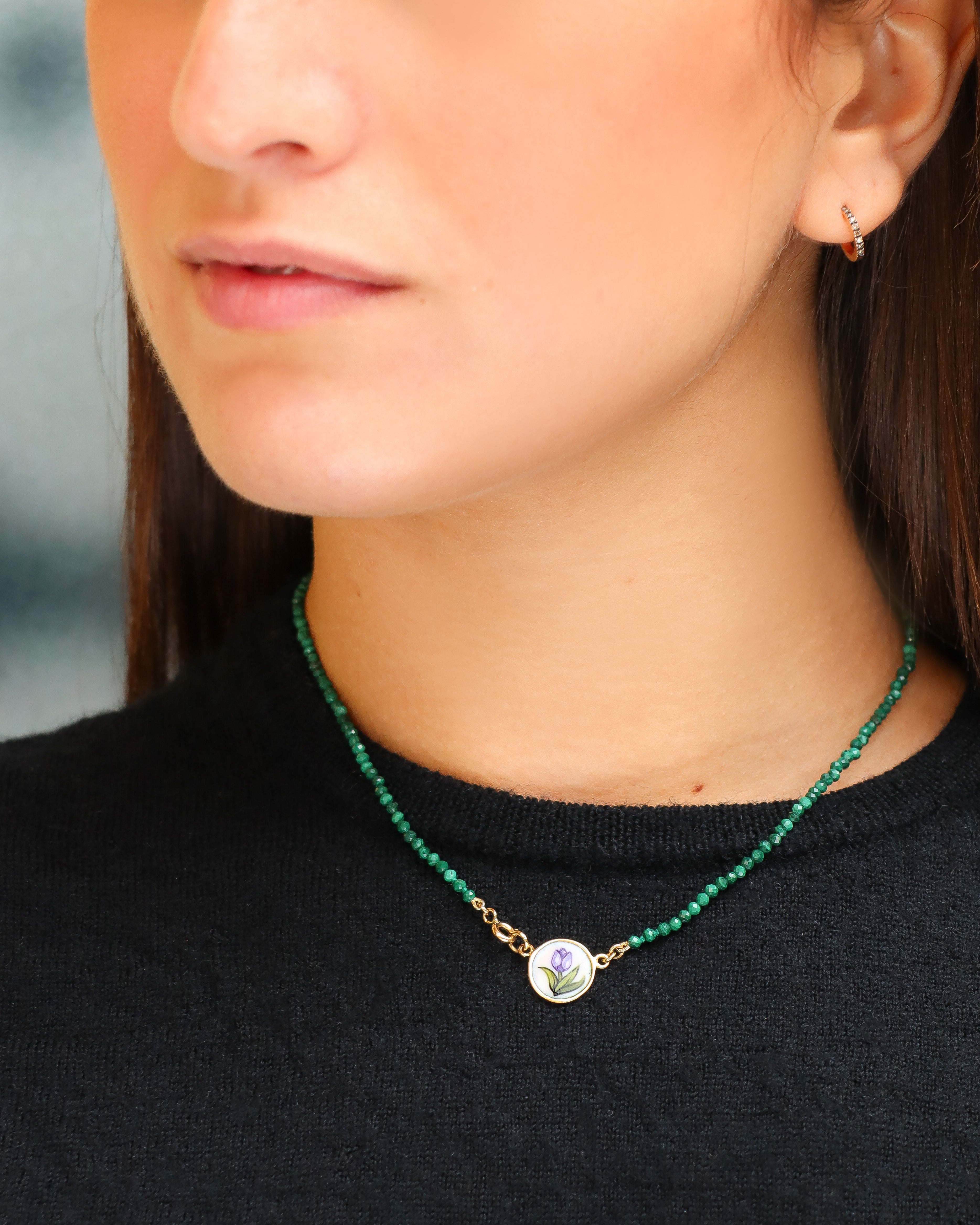 Collana in malachite con tulipano in smalto a fuoco dipinto a mano su oro giallo 18 carati.