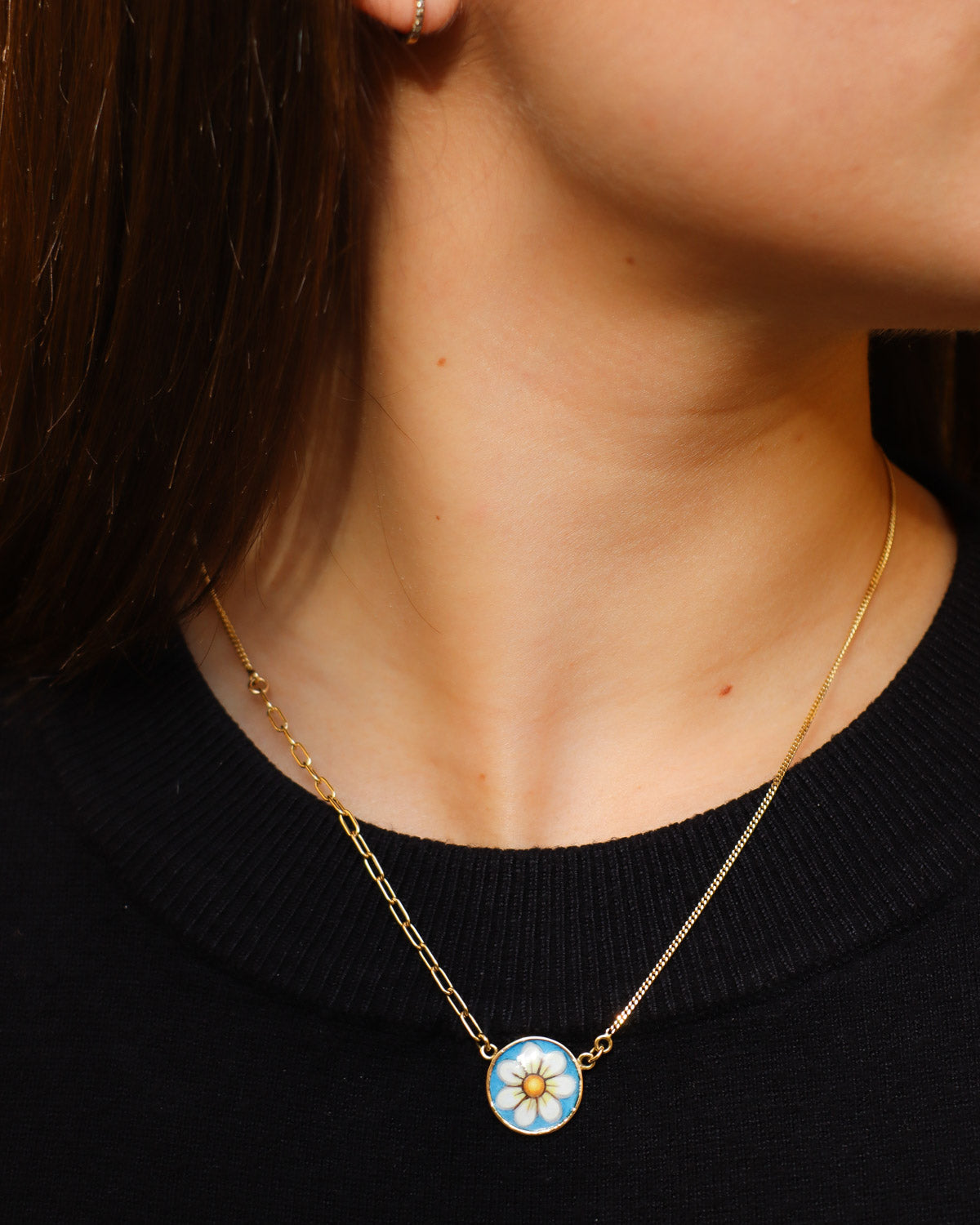 Collana Margherita sul Blu in oro giallo 18 carati con ciondolo in smalto a fuoco dipinto a mano e catena mista