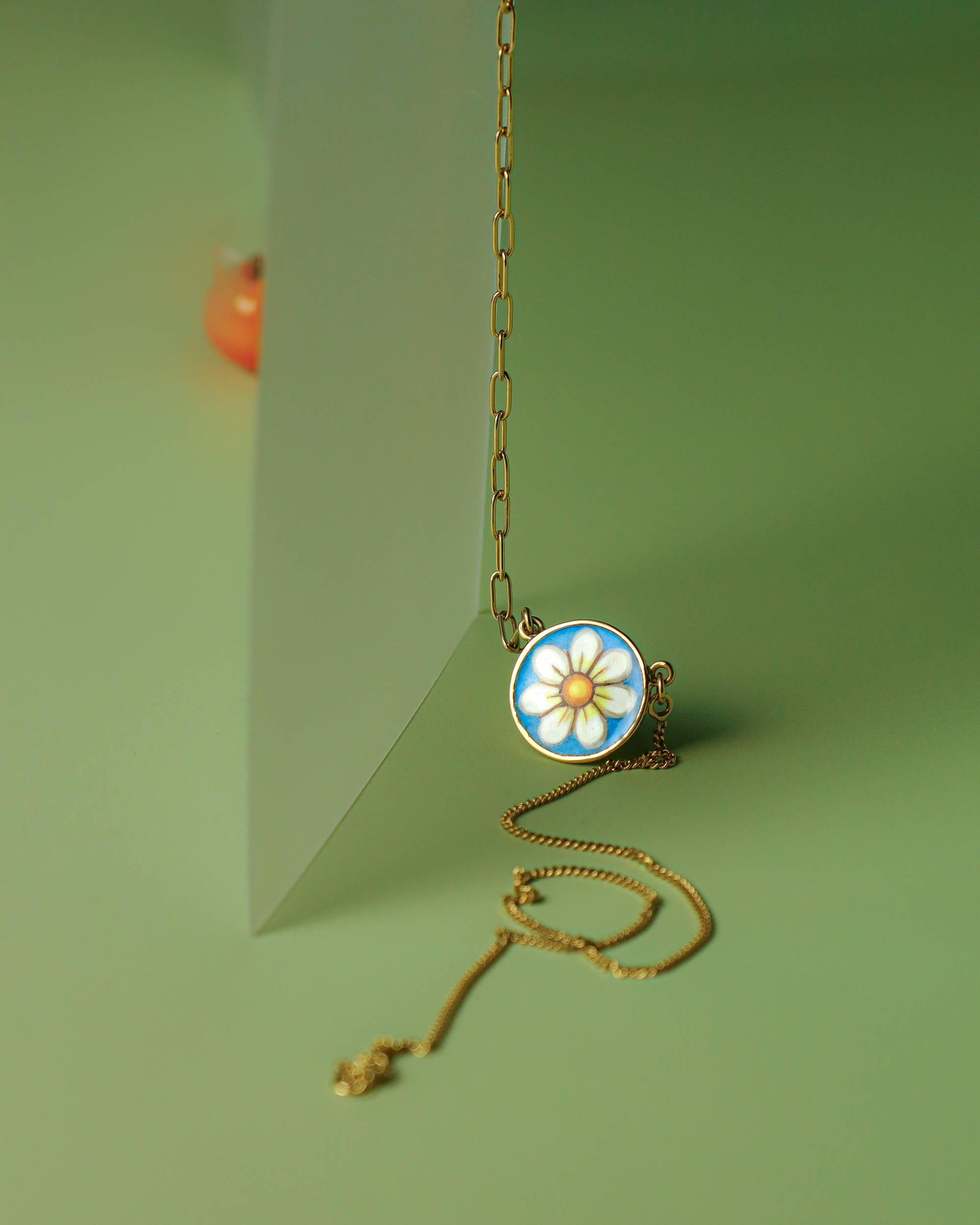 Collana Margherita sul Blu in oro giallo 18 carati con ciondolo in smalto a fuoco dipinto a mano e catena mista