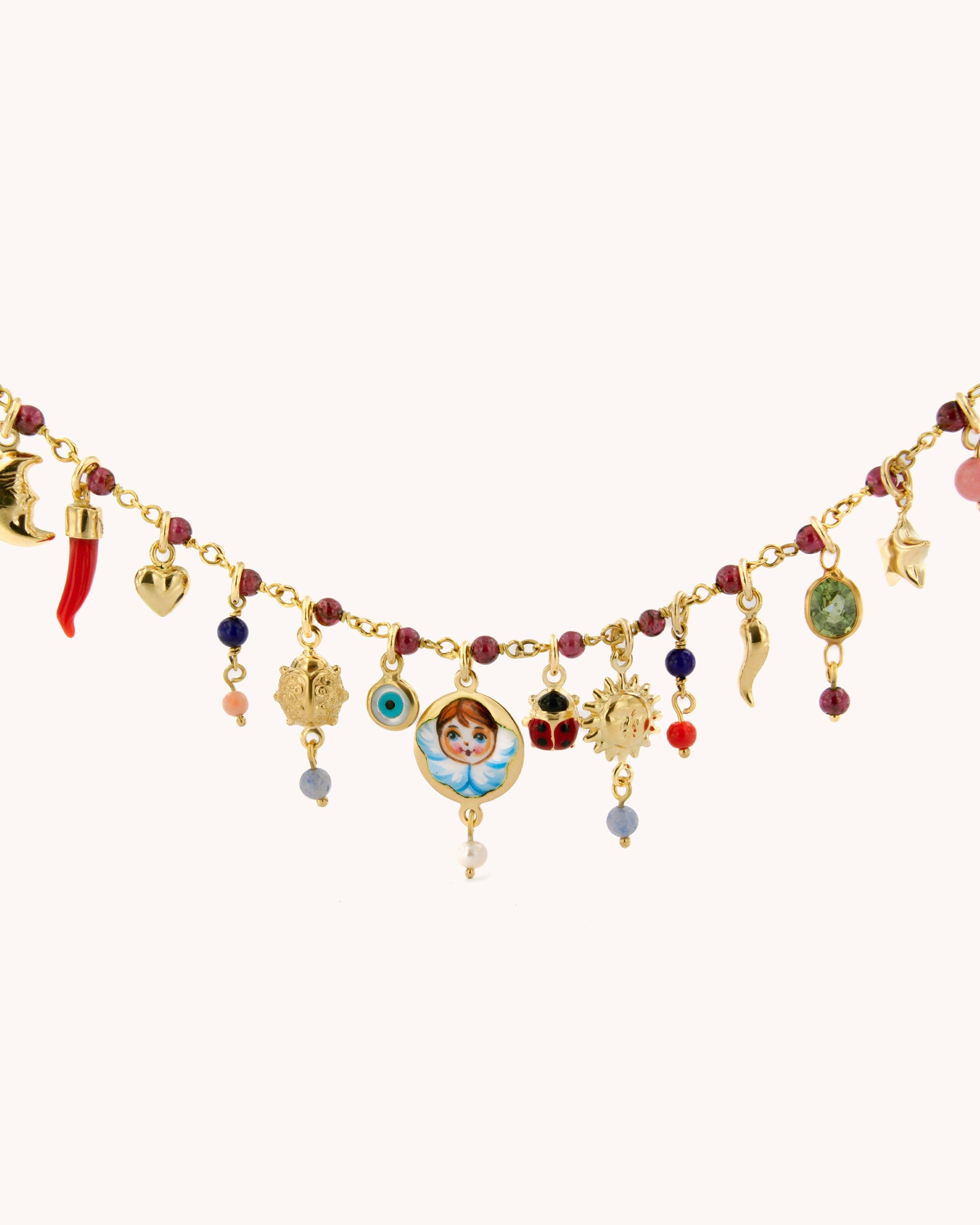 Collana Mediterraneo Angelo Custode in oro giallo 18K con girocollo in granato e ciondoli simbolici decorativi