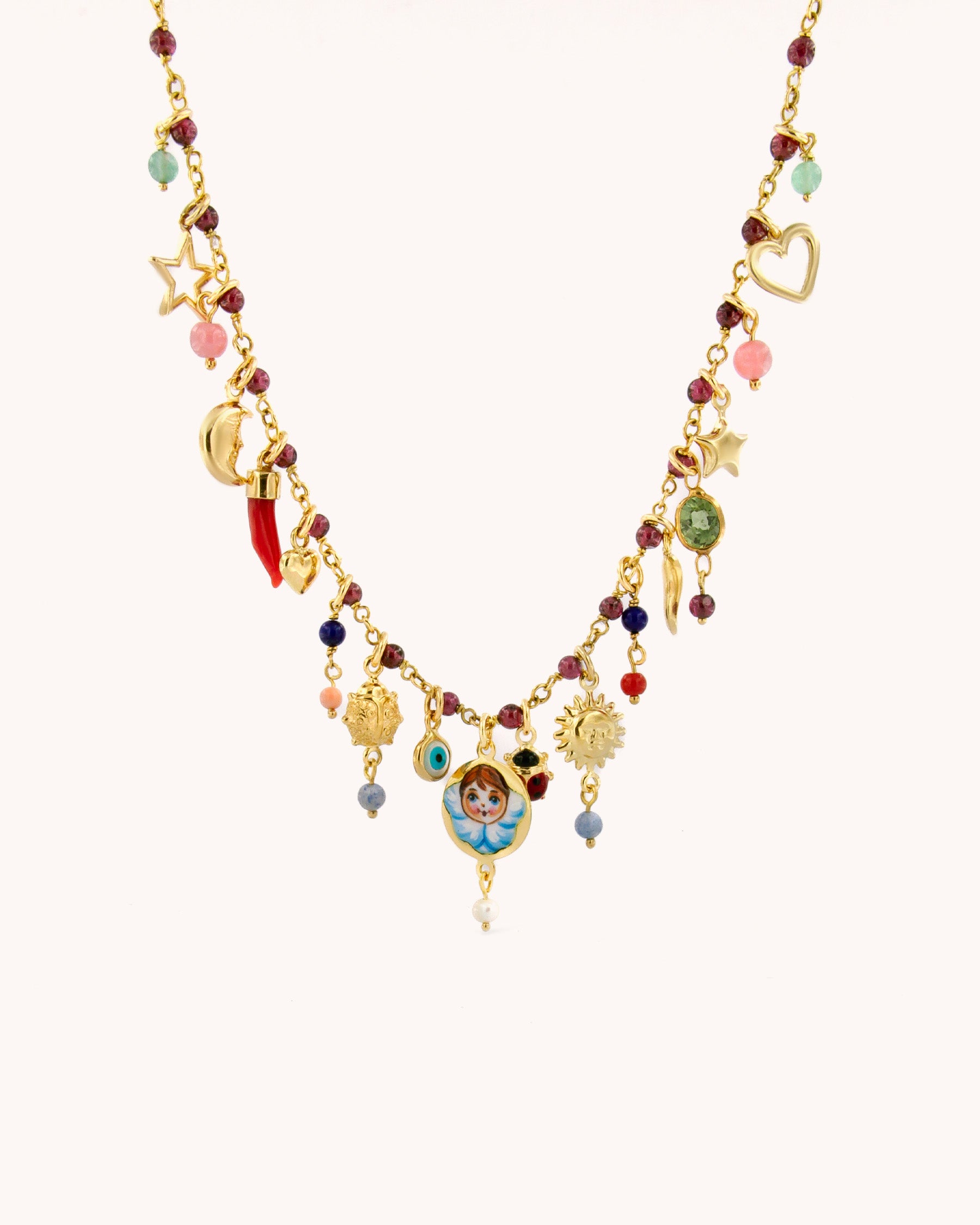 Collana Mediterraneo Angelo Custode in oro giallo 18K con girocollo in granato e ciondoli simbolici decorativi