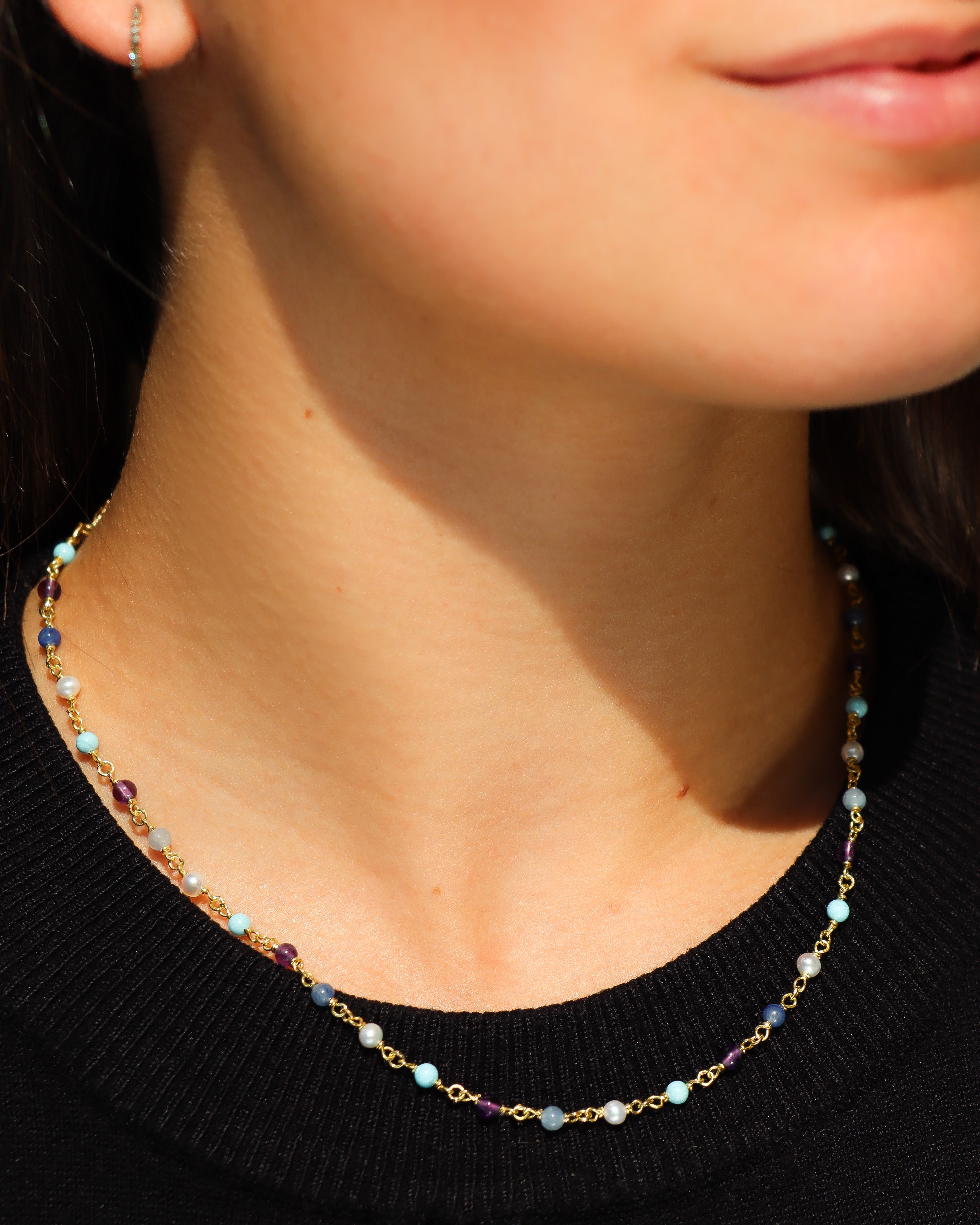 Collana in oro giallo 18 carati con perline in pietre colorate, luminosa e raffinata