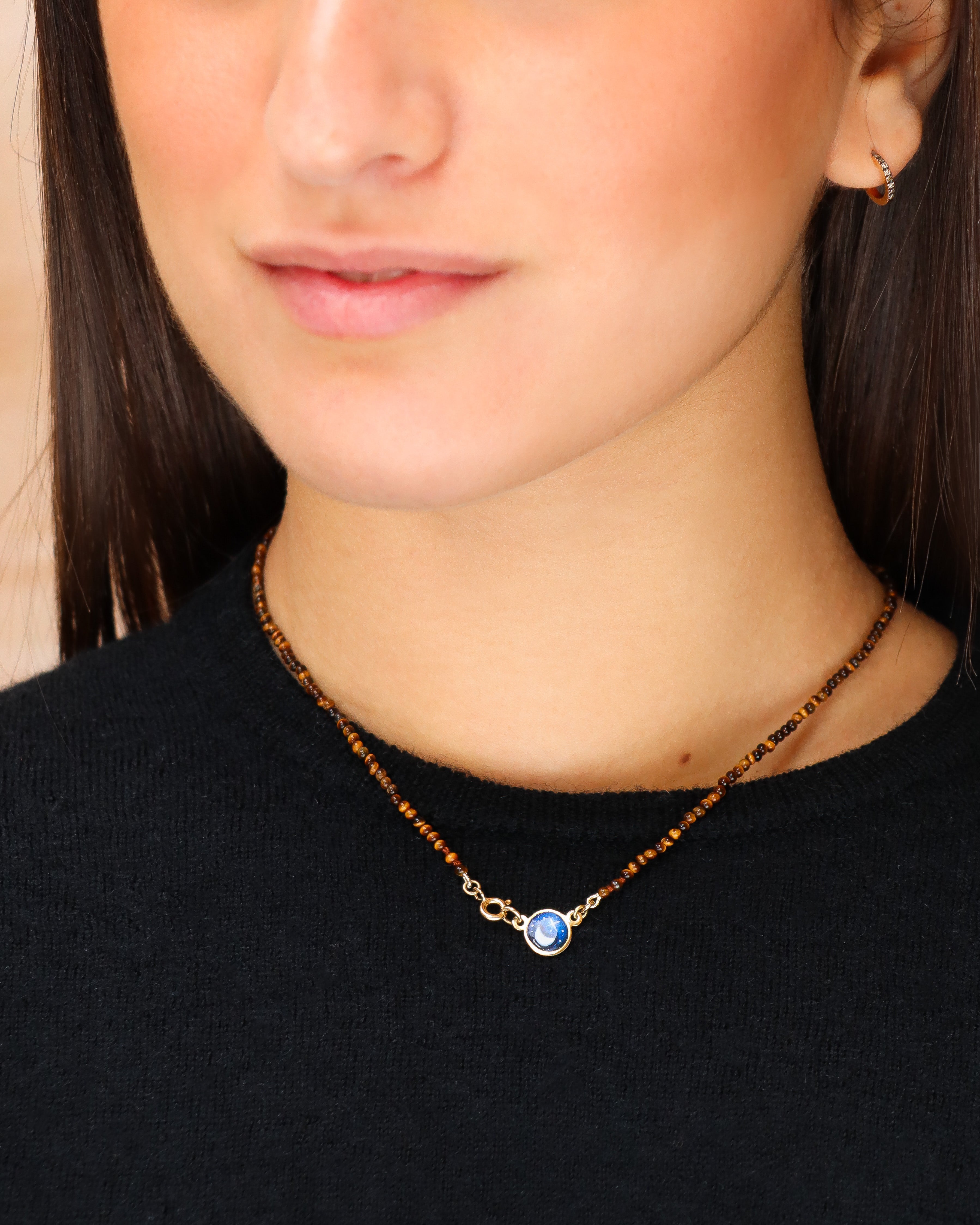 Collana in occhio di tigre con luna in smalto a fuoco dipinto a mano su oro giallo 18 carati – Merù Gioielli