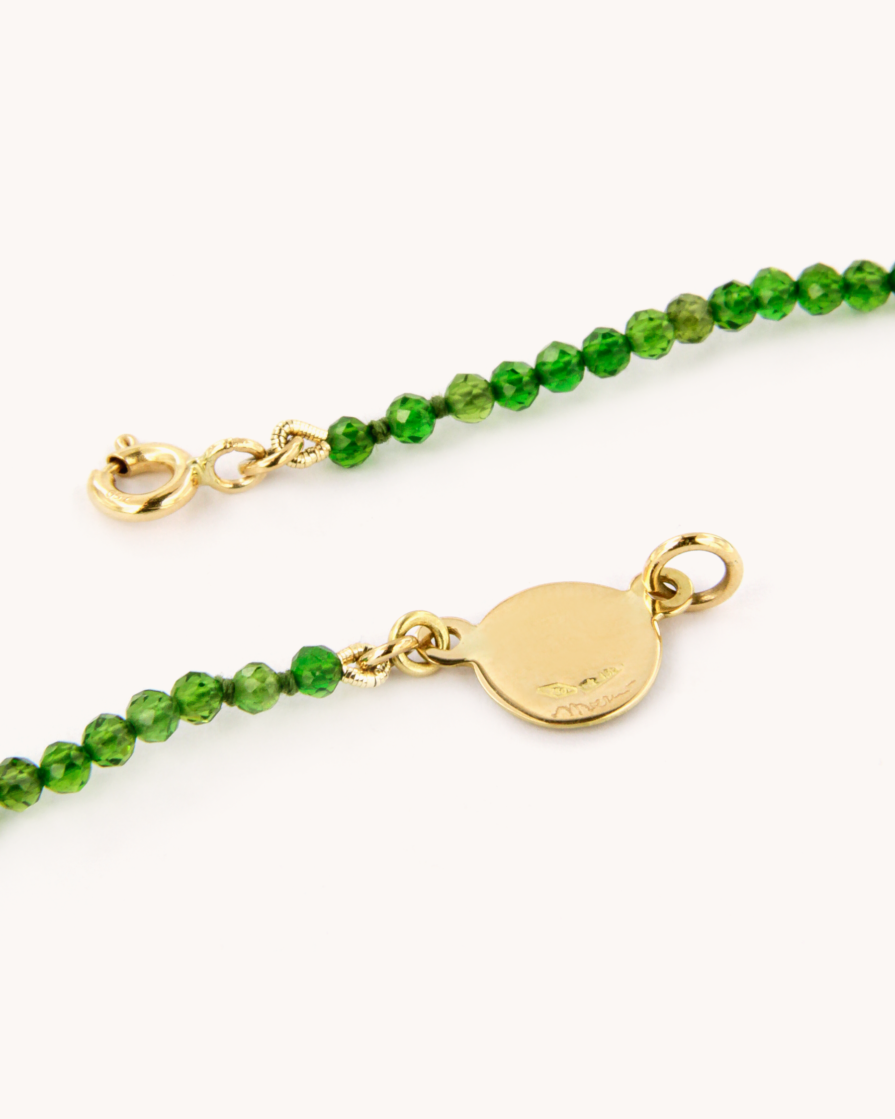 Collana in cromo diopside con piastrina in oro giallo 18 carati decorata con fiori “non ti scordar di me” in smalto a fuoco dipinto a mano.