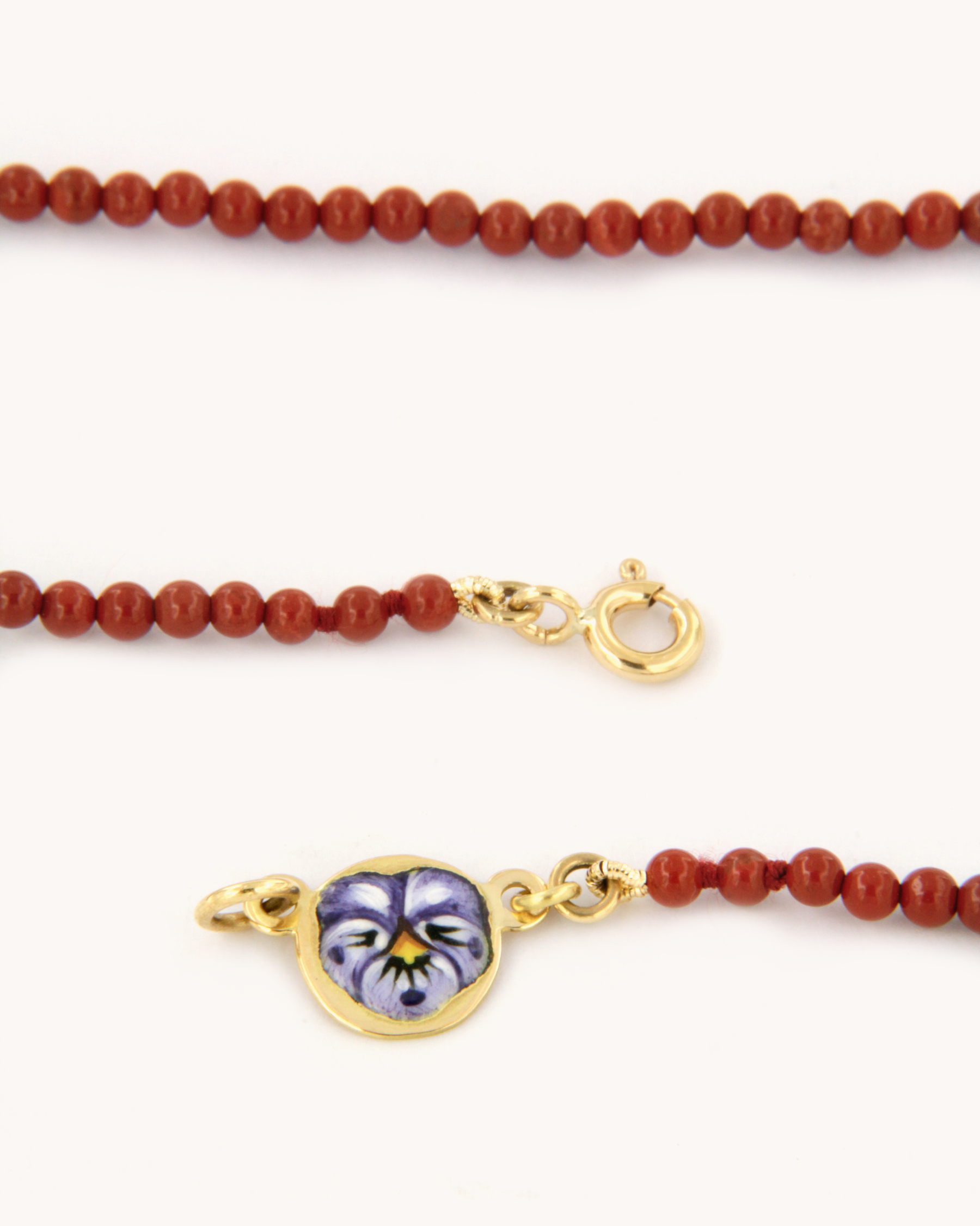 Collana infilata con perle di diaspro rosso e piastrina in oro giallo 18 carati decorata con fiore di pansè in smalto a fuoco dipinto a mano