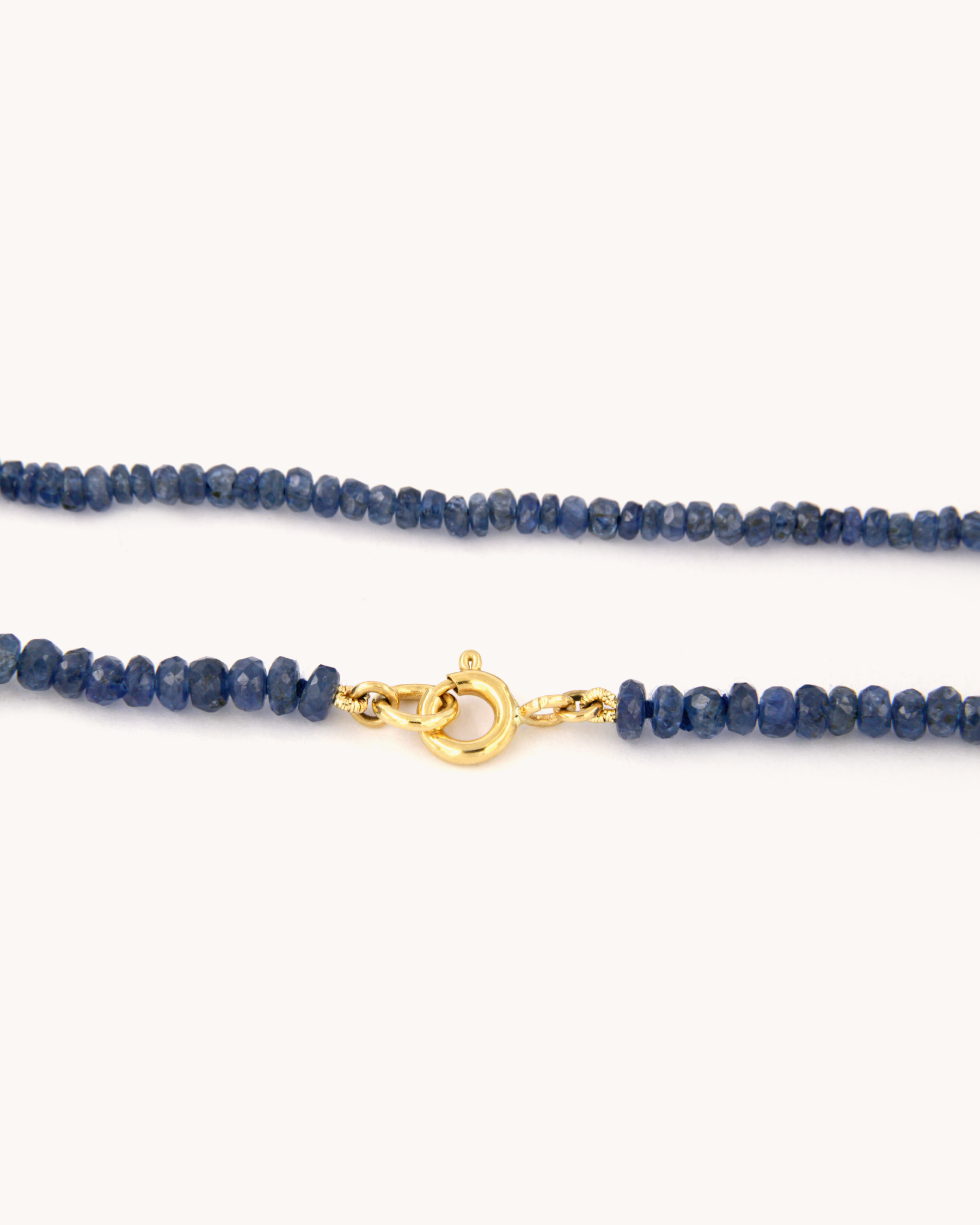 Collana in oro giallo 18 carati con perline di zaffiro blu