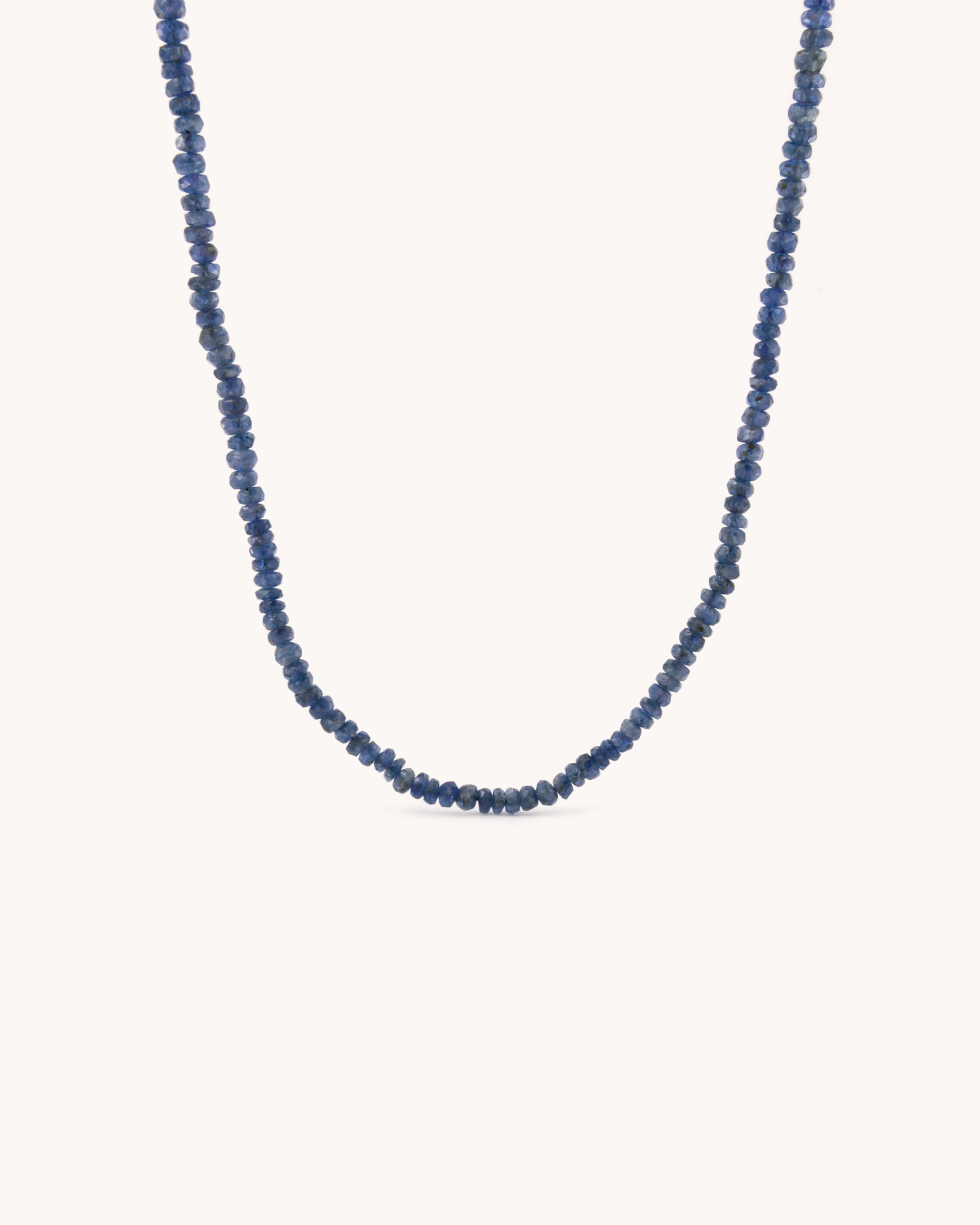 Collana in oro giallo 18 carati con perline di zaffiro blu