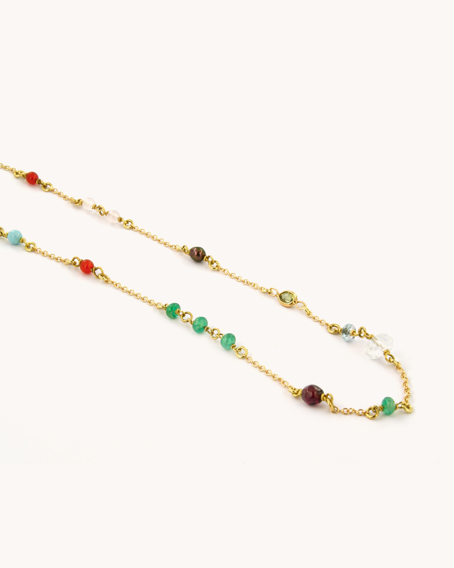 Collana di pietre naturali miste in oro giallo 18 carati con pietre colorate distribuite lungo la catena