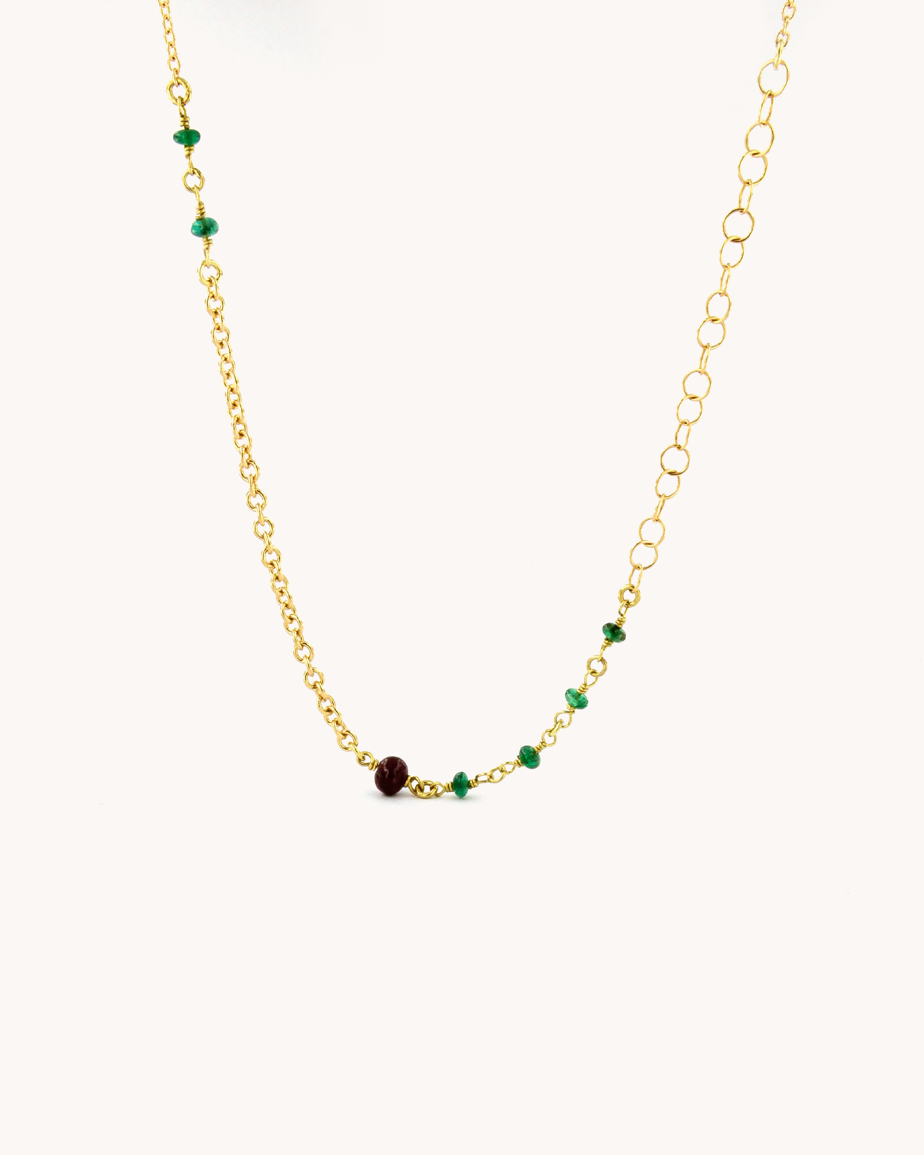 Collana in oro giallo 18K a catena mista con radice di rubino e smeraldi.