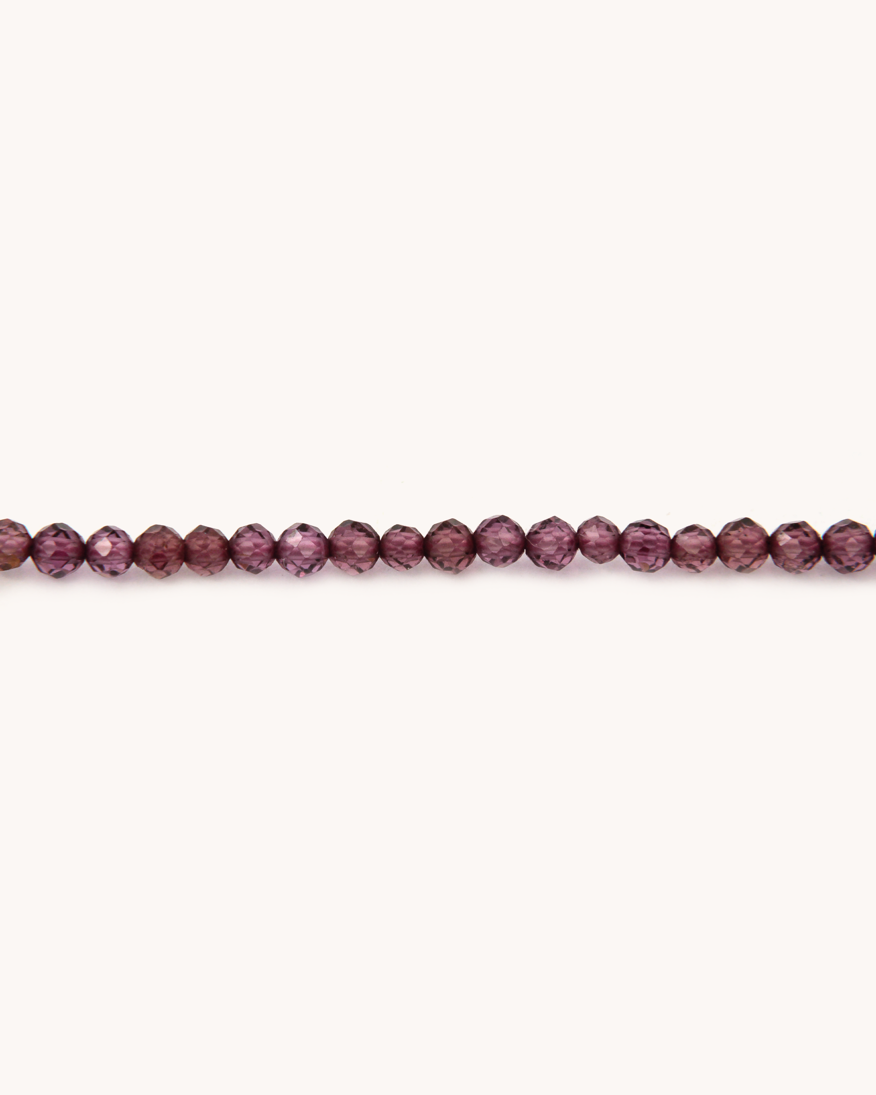 Collana con perline di rodolite, chiusura in oro giallo 18 carati e piastrina con angelo rosa dipinto a mano in smalto a fuoco