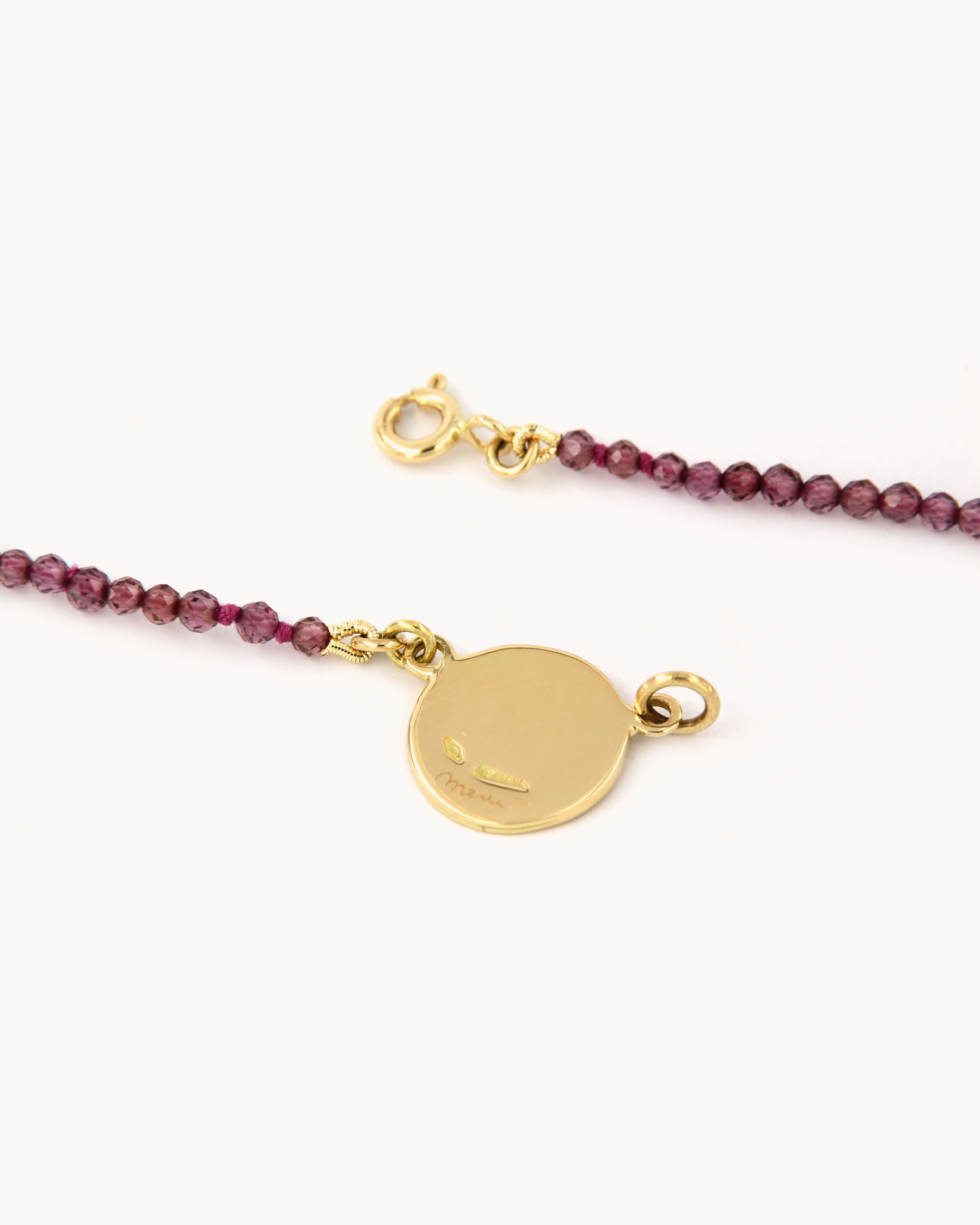 Collana con perline di rodolite, chiusura in oro giallo 18 carati e piastrina con angelo rosa dipinto a mano in smalto a fuoco