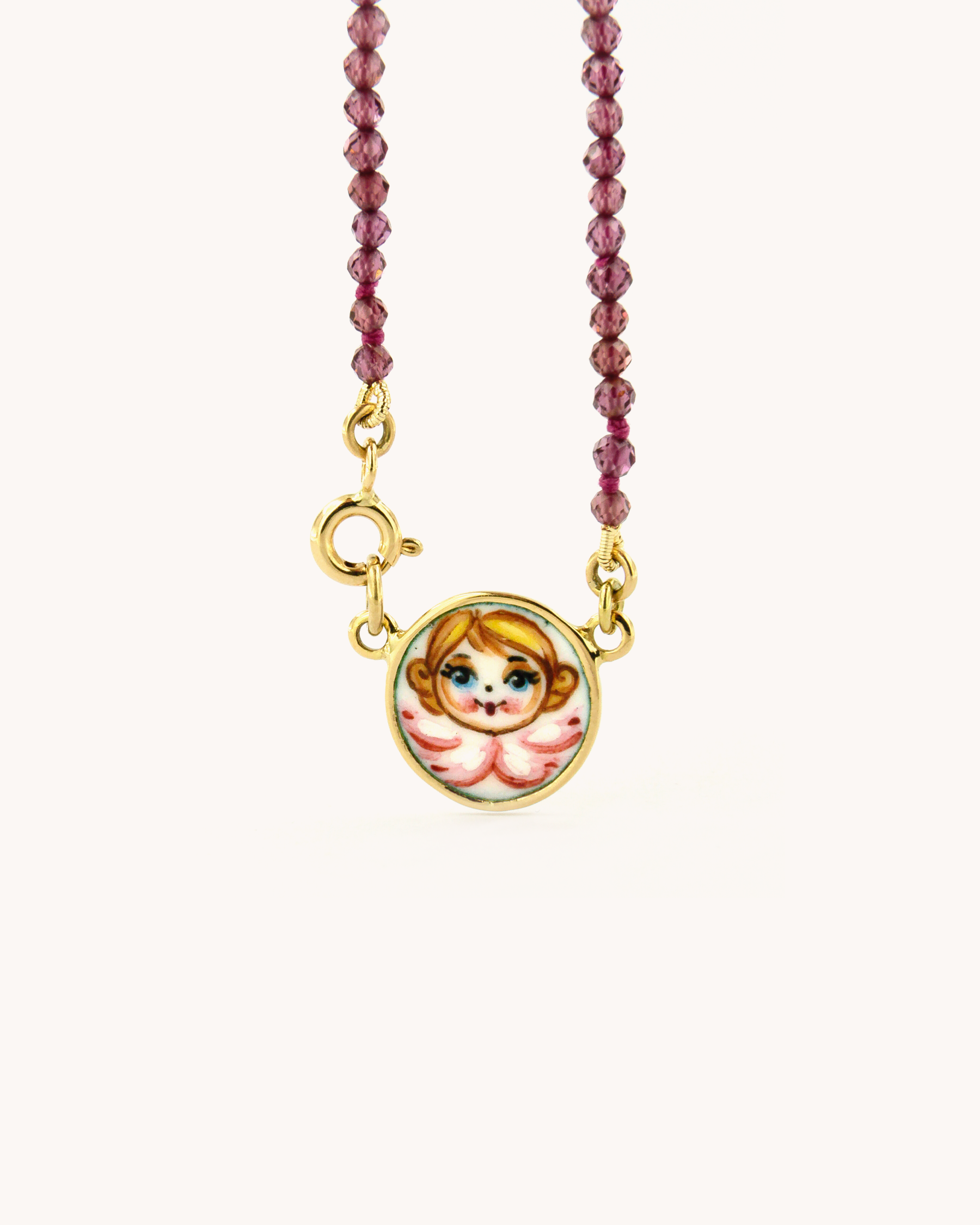 Collana con perline di rodolite, chiusura in oro giallo 18 carati e piastrina con angelo rosa dipinto a mano in smalto a fuoco