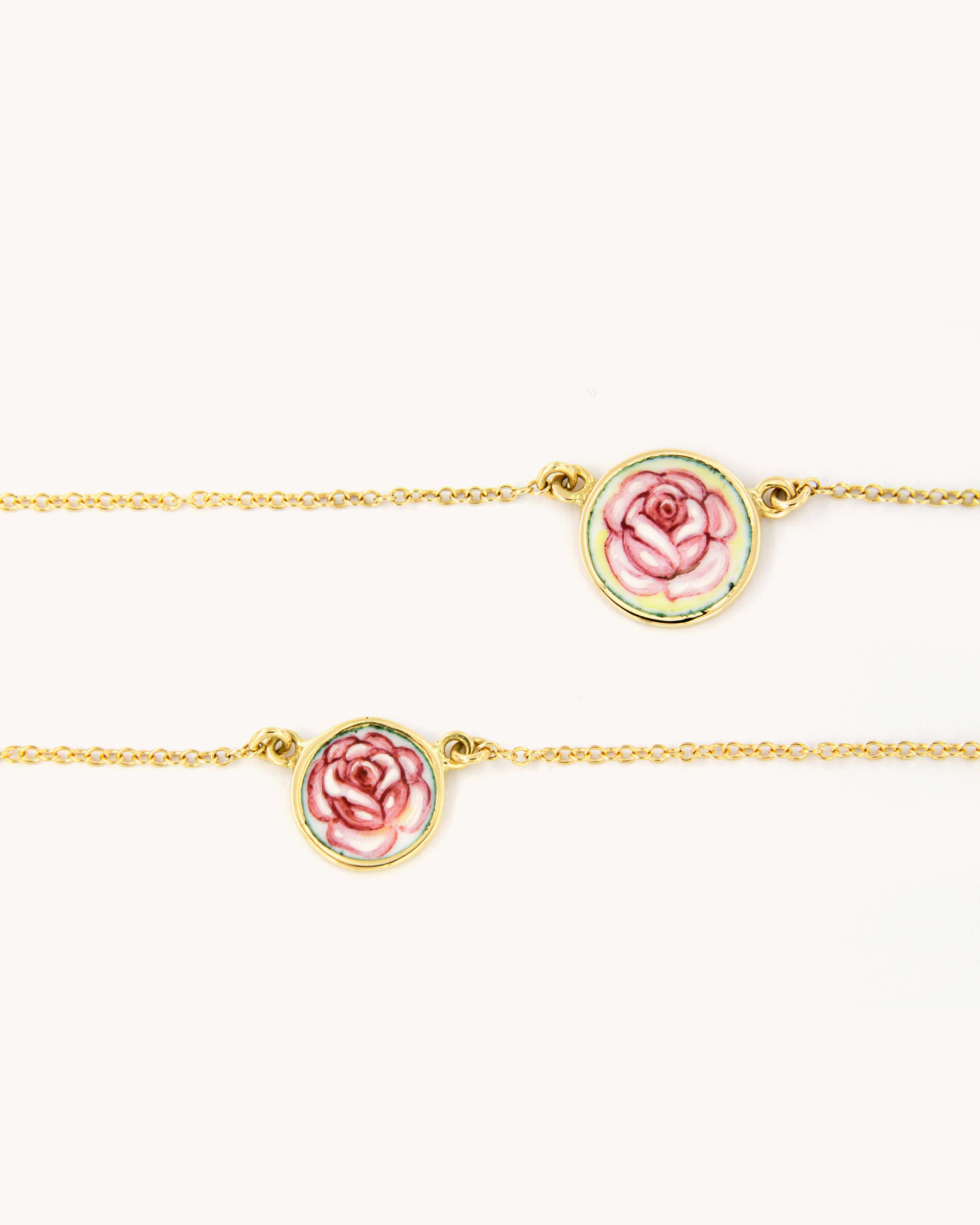 Collana Rosa in oro giallo 18 carati con ciondolo a forma di rosa in smalto a fuoco dipinto a mano
