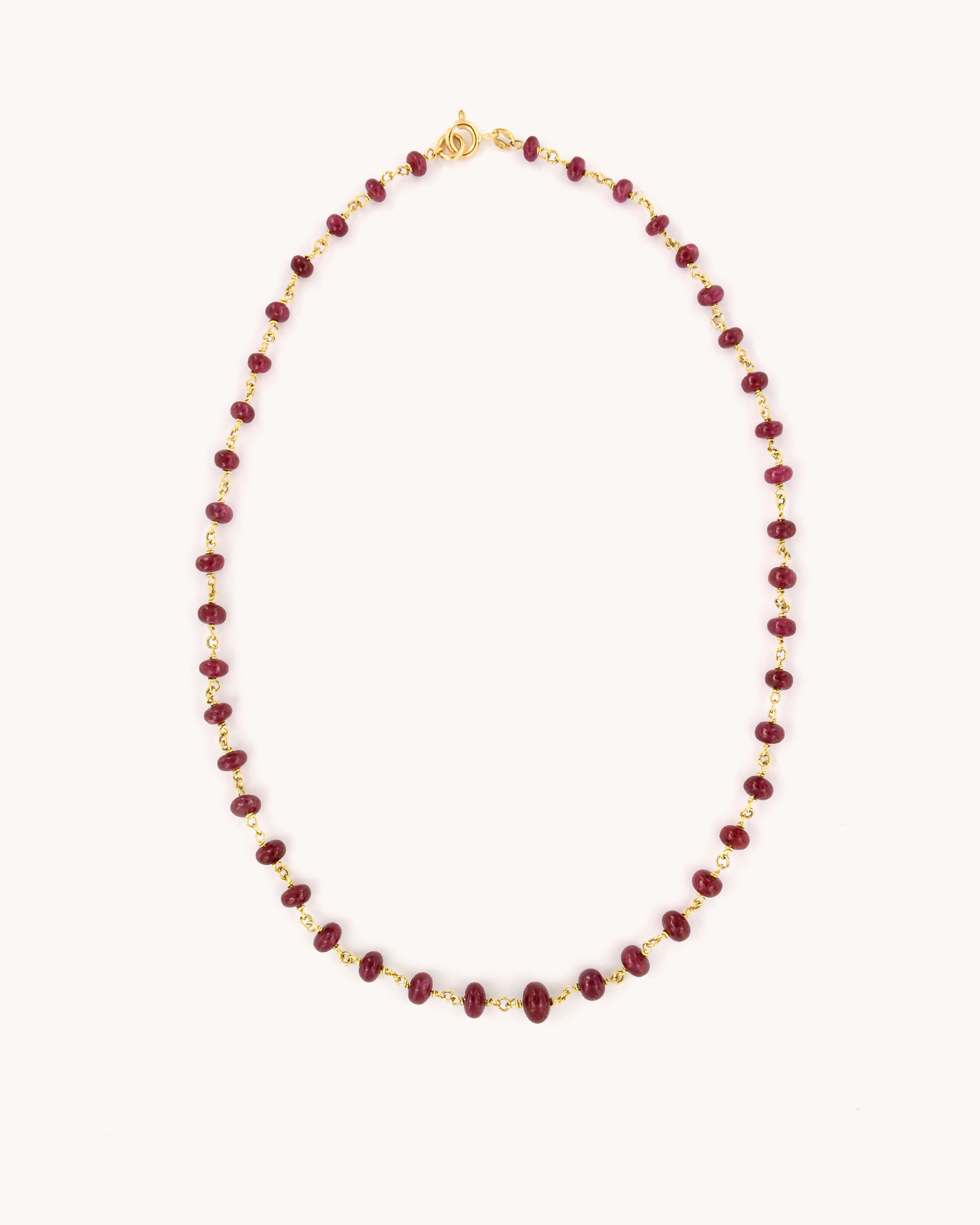Collana in oro giallo 18 carati con radici di rubino in gradazione.