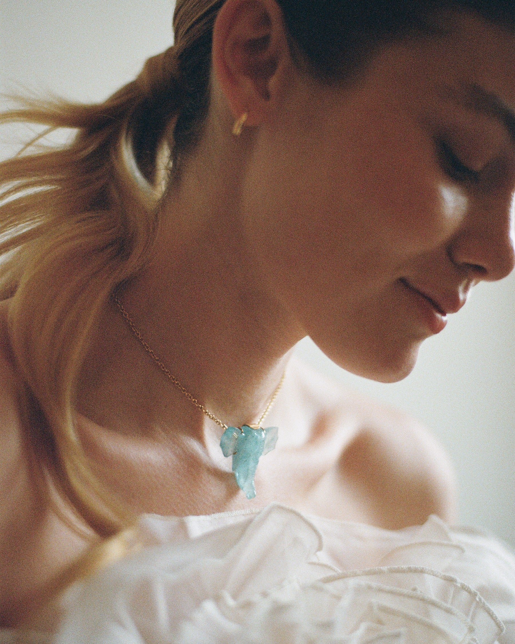 Collana in oro giallo 18 carati con pendente a forma di testa d’elefante scolpita in acquamarina