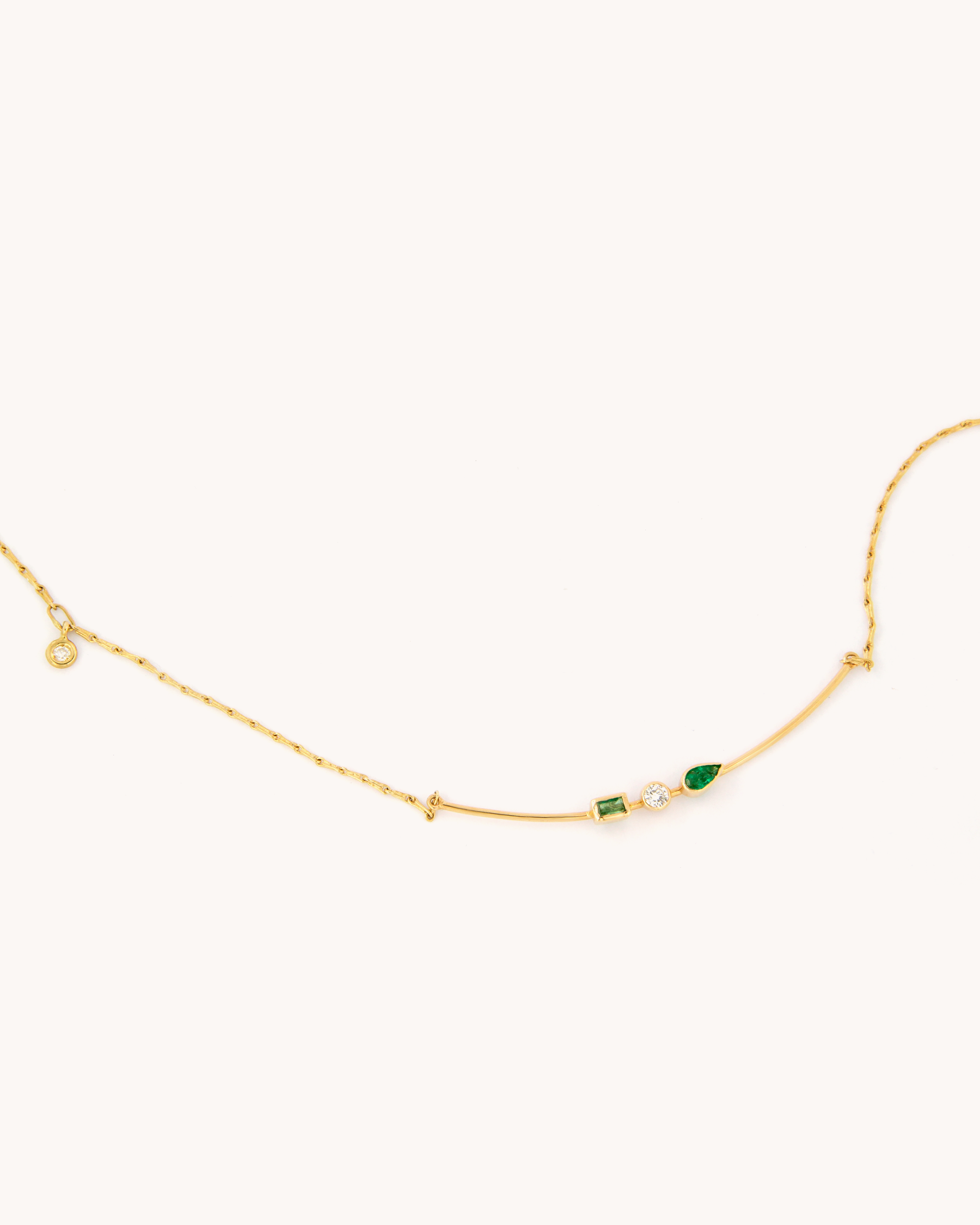 Collana in oro giallo 18 carati con filo d’oro centrale, smeraldi e diamanti