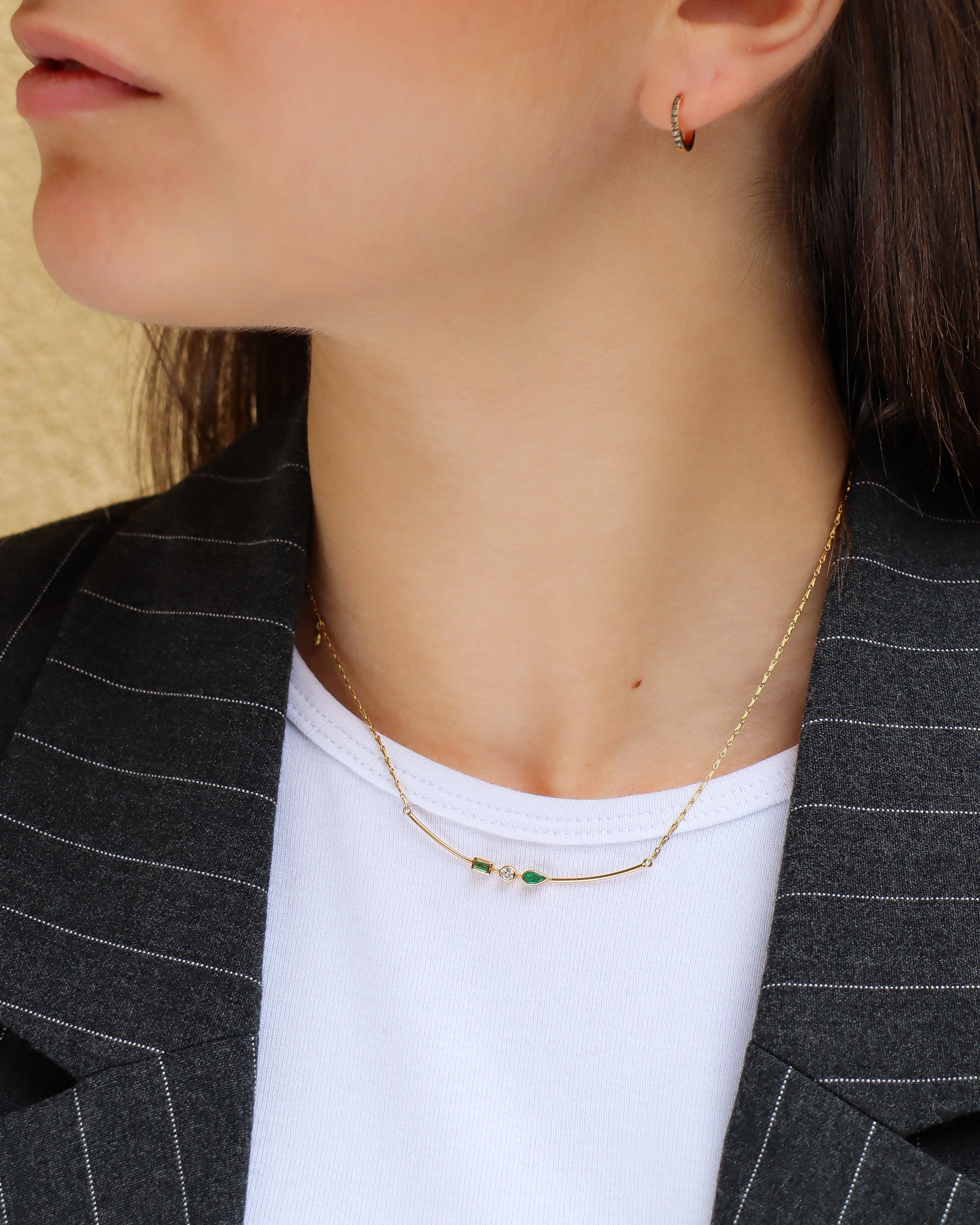 Collana in oro giallo 18 carati con filo d’oro centrale, smeraldi e diamanti