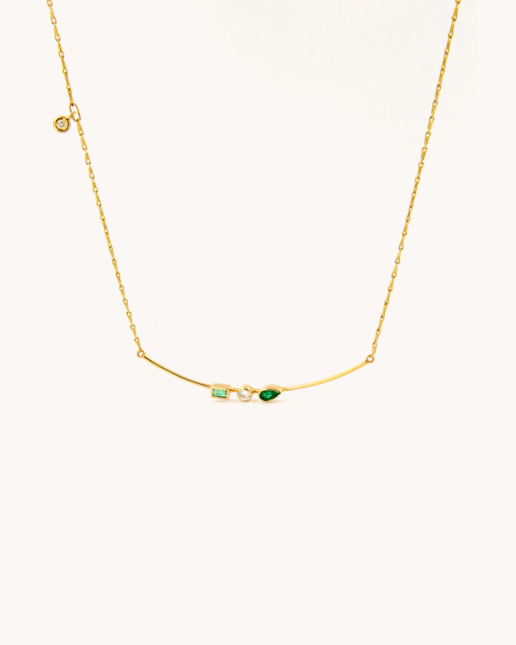 Collana in oro giallo 18 carati con filo d’oro centrale, smeraldi e diamanti