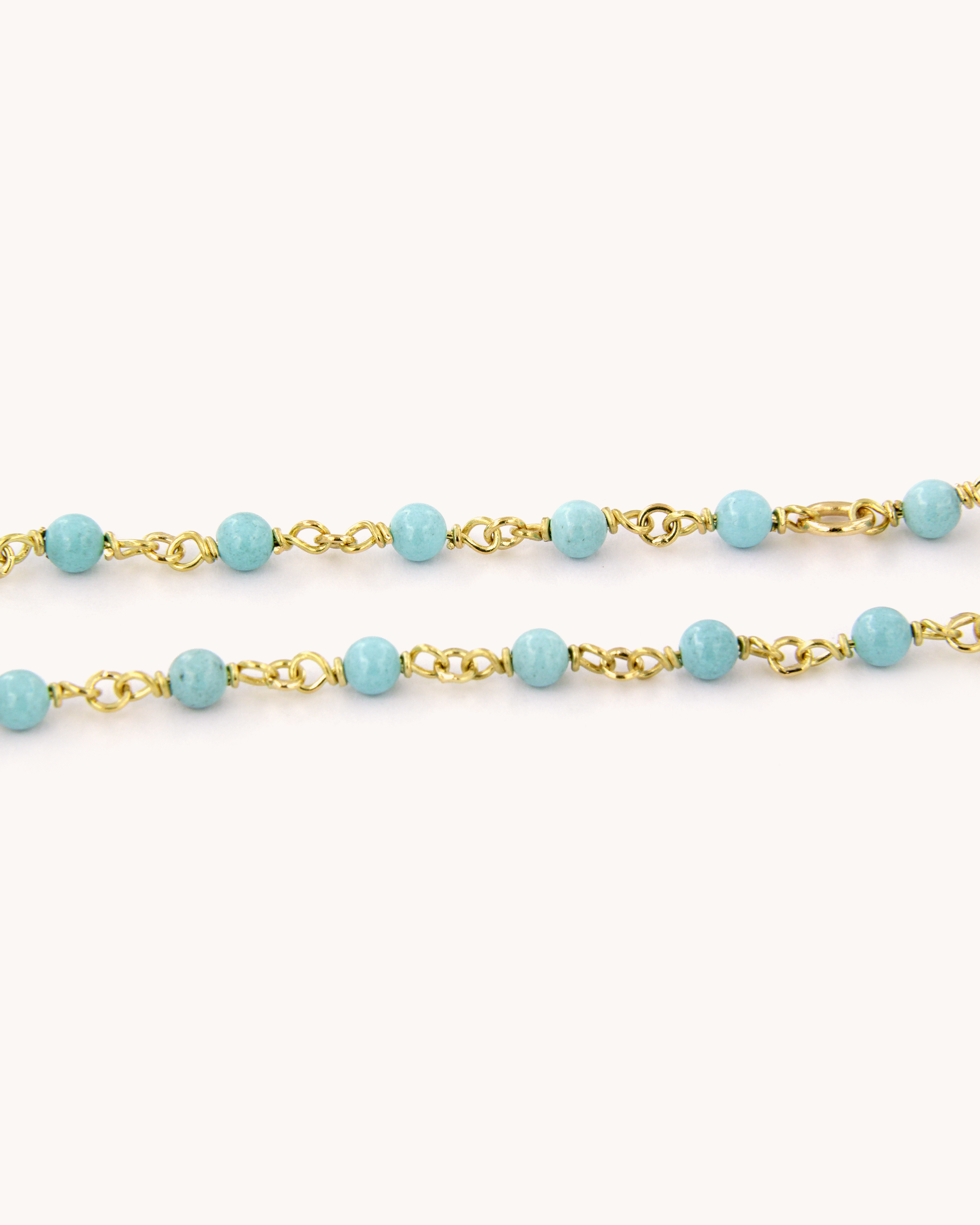 Collana in oro giallo 18 carati ,impreziosita da perline in pasta di turchese.