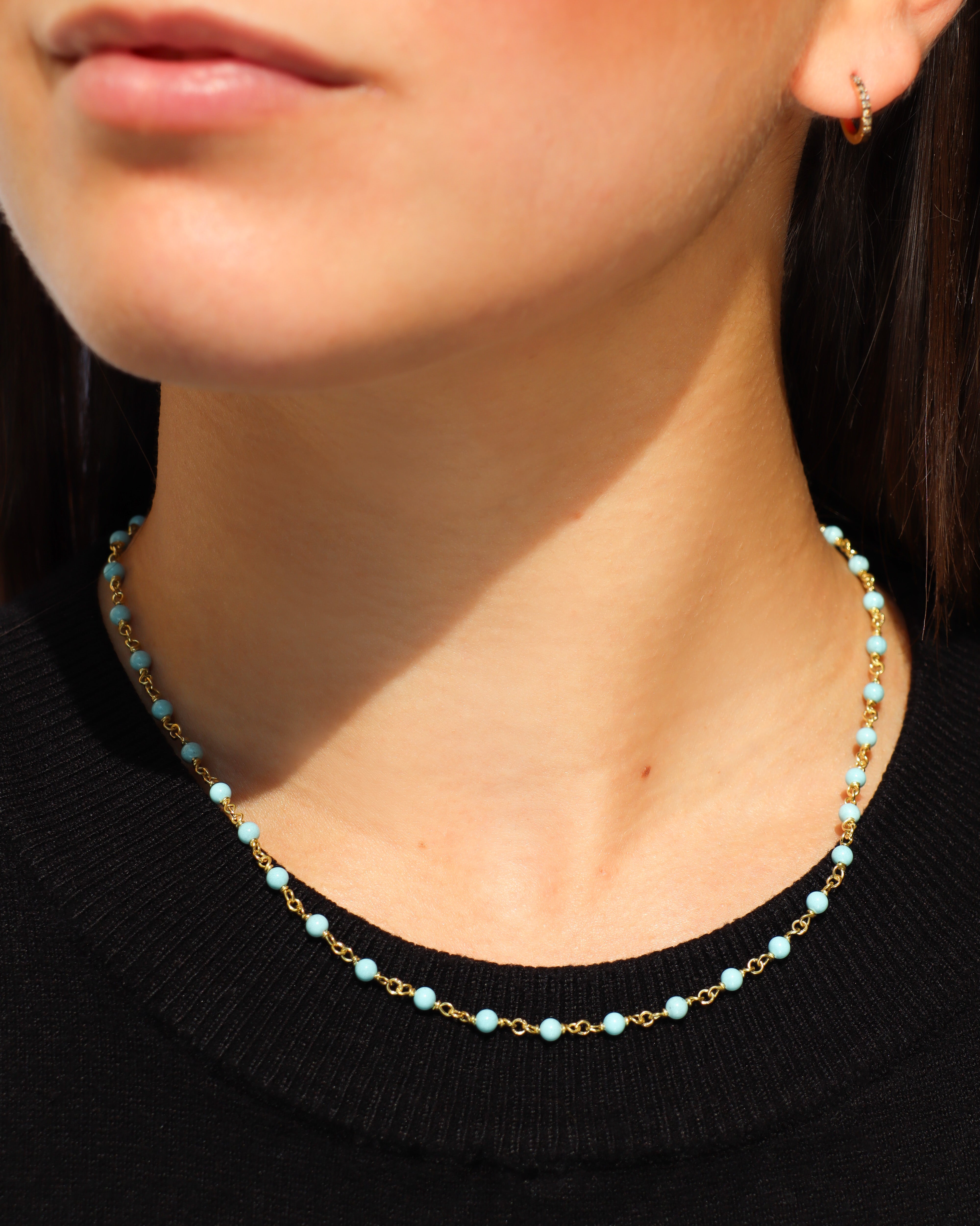 Collana in oro giallo 18 carati ,impreziosita da perline in pasta di turchese.