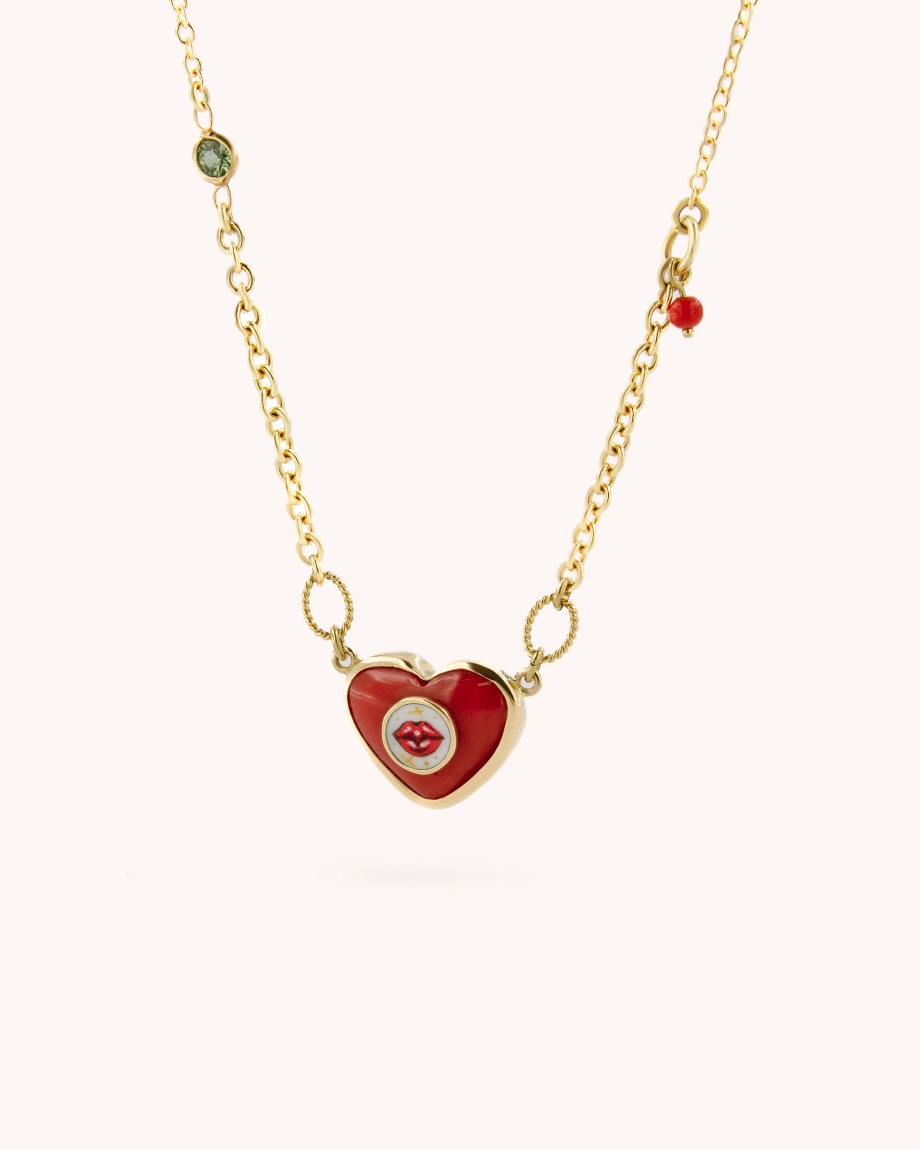Collana Un Bacio nel Cuore in oro giallo 18 carati con cuore in corallo rosso e dettaglio in smalto a fuoco dipinto a mano