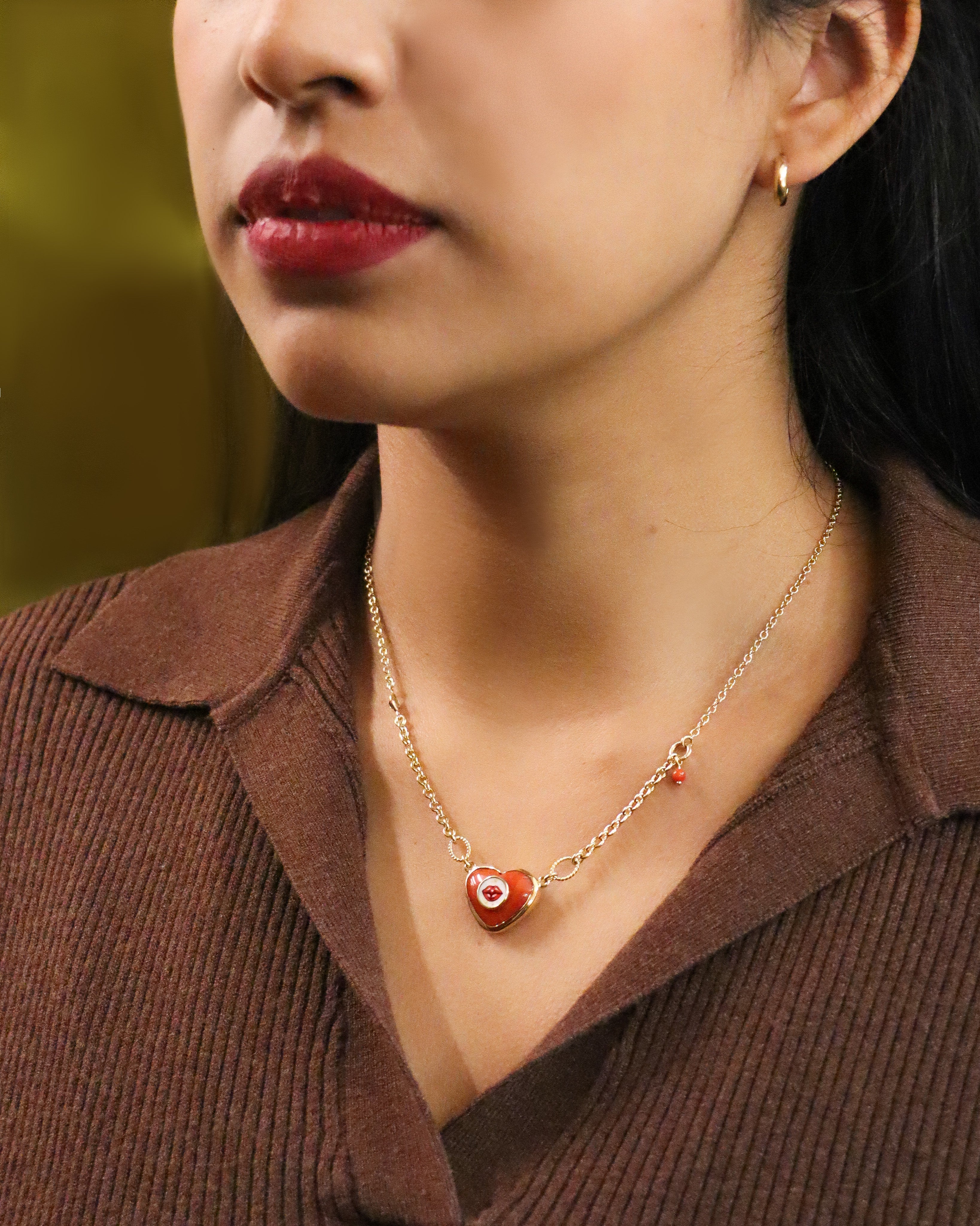 Collana Un Bacio nel Cuore in oro giallo 18 carati con cuore in corallo rosso e dettaglio in smalto a fuoco dipinto a mano