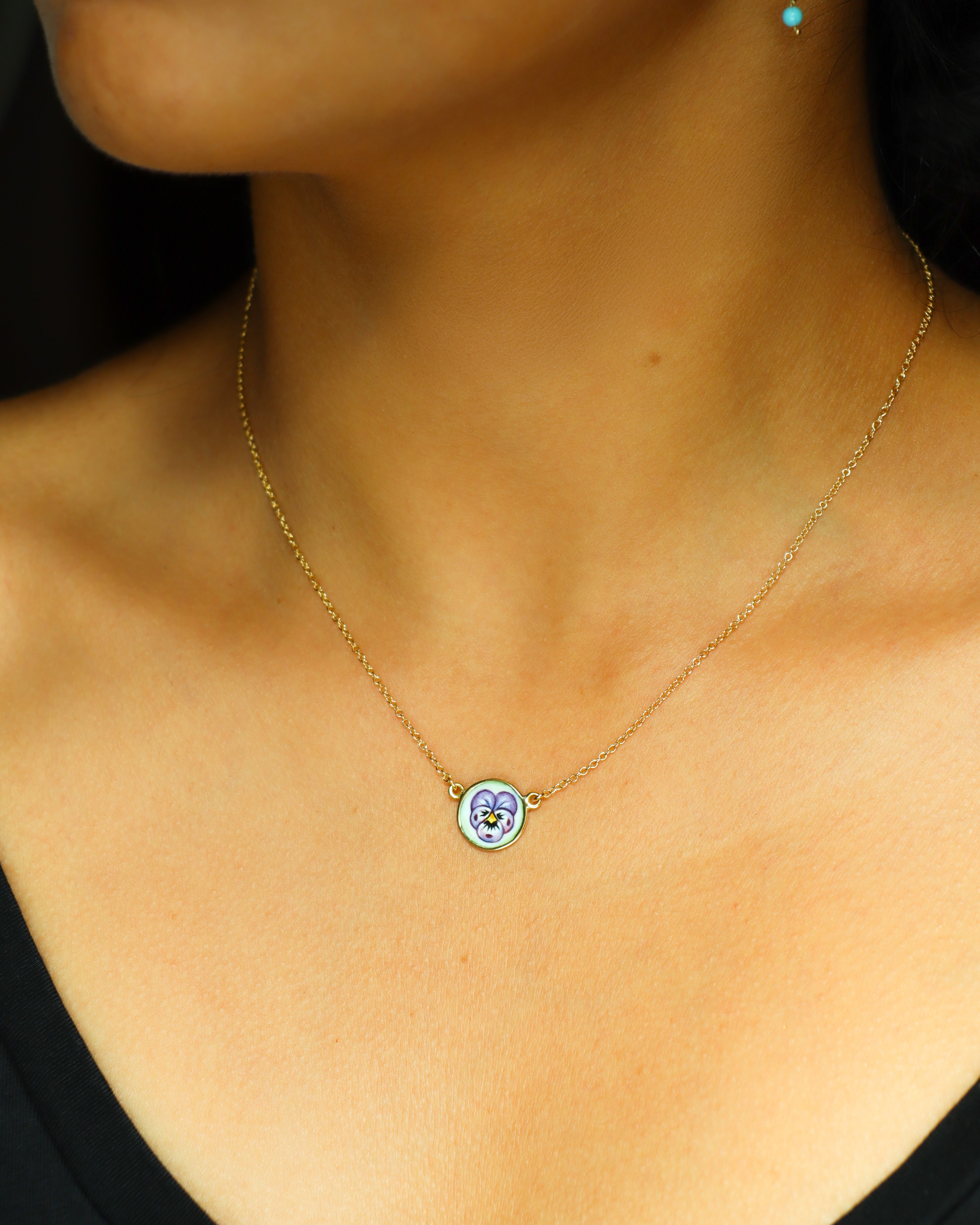Collana Viola del Pensiero in oro giallo 18 carati con ciondolo in smalto a fuoco dipinto a mano
