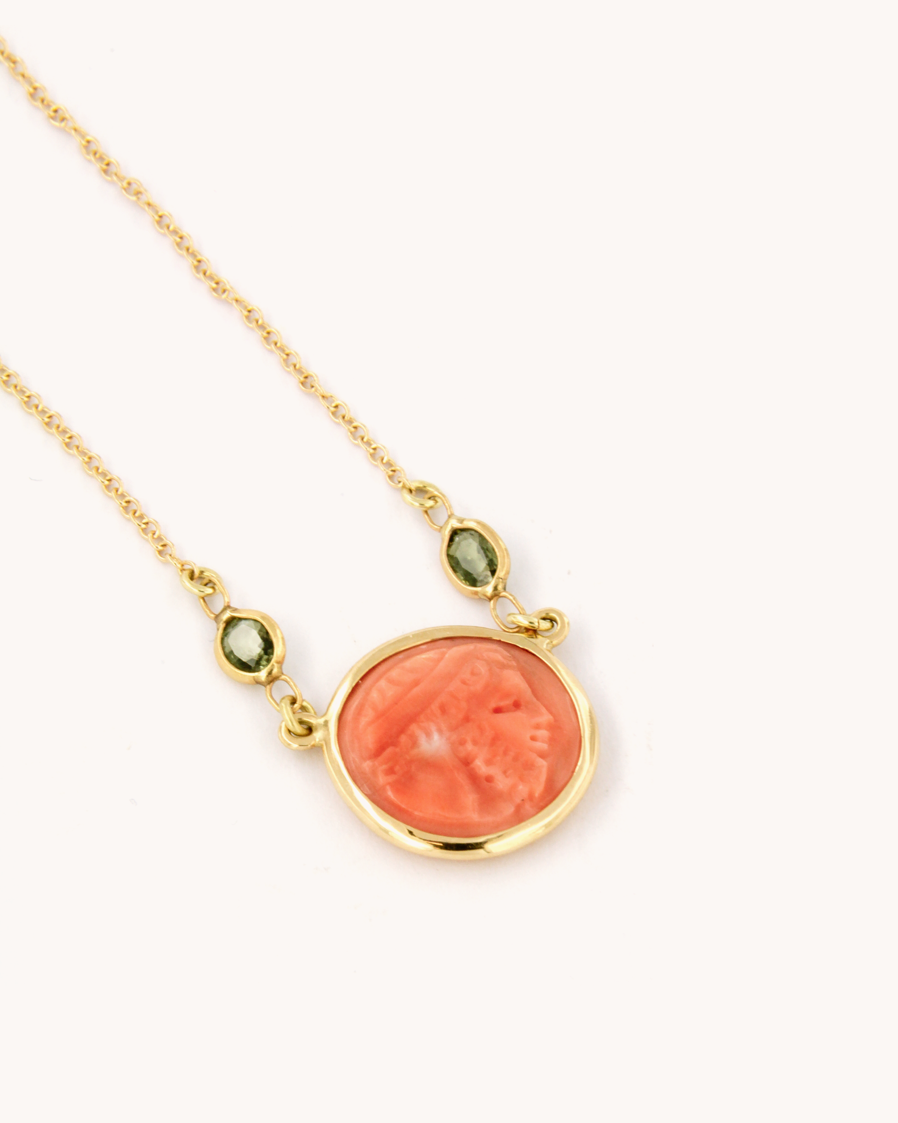 Collana in oro giallo 18 carati con cammeo in corallo raffigurante una testa di nobile e dettagli in tormalina lungo la catena