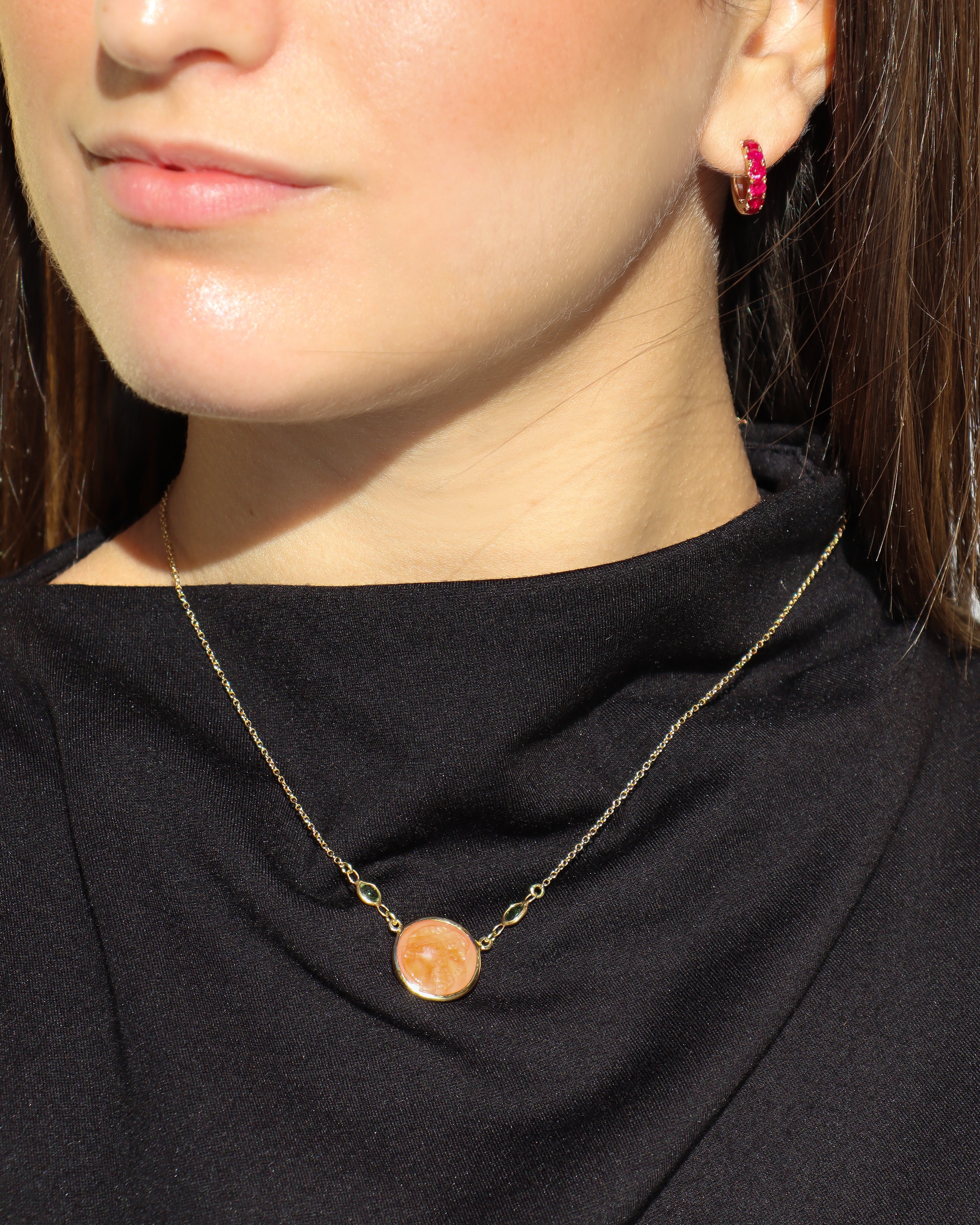 Collana in oro giallo 18 carati con cammeo in corallo raffigurante una testa di nobile e dettagli in tormalina lungo la catena