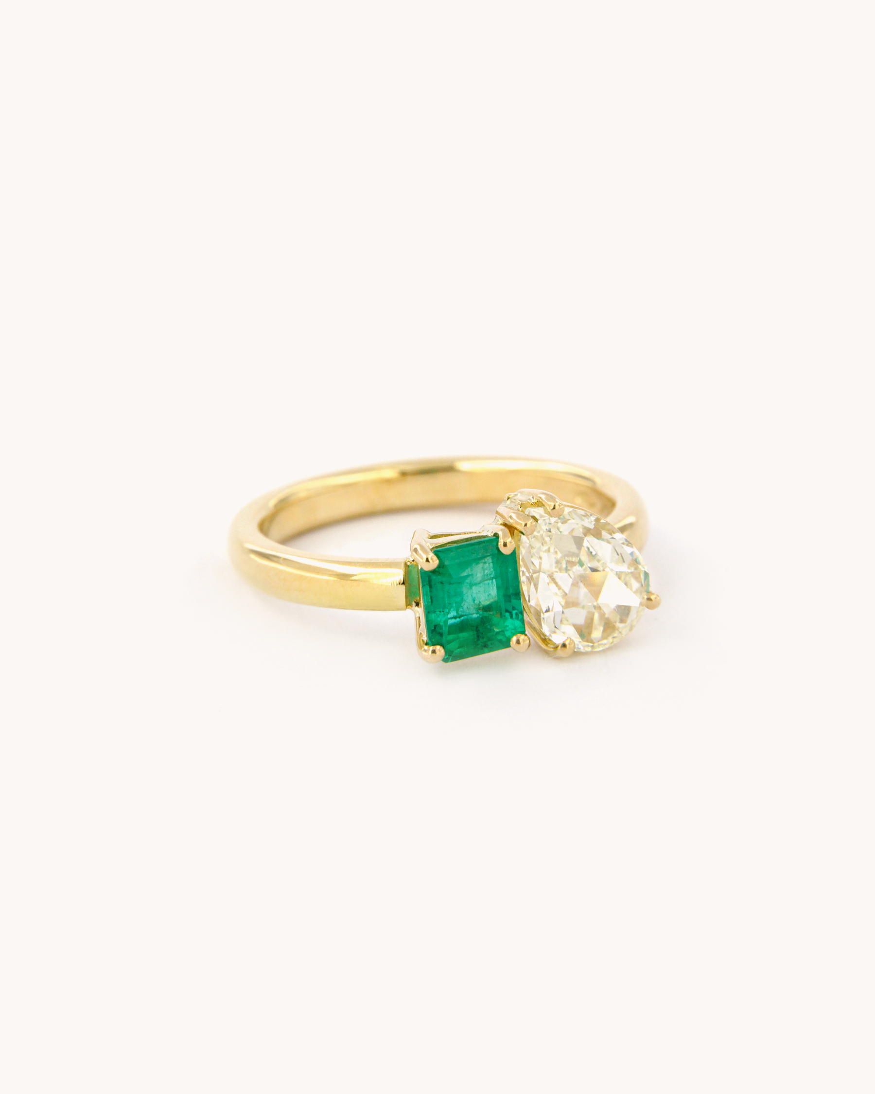 Elegant 18k yellow gold ring featuring a square Zambian emerald and pear-cut diamond