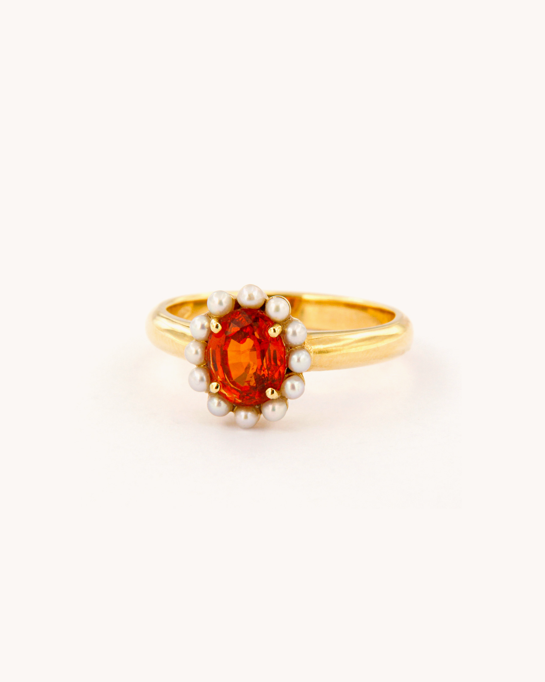 Anello elegante in oro 18K con granato mandarino arancio e perle.