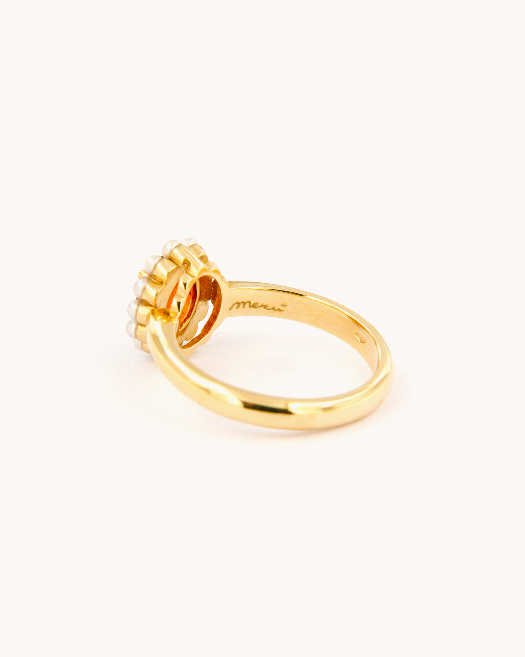 Anello elegante in oro 18K con granato mandarino arancio e perle.
