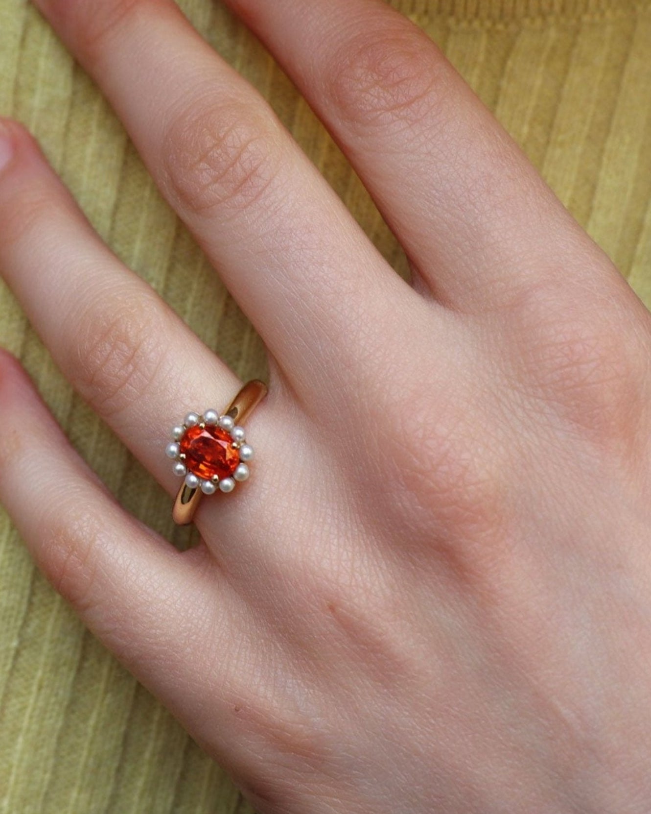 Anello elegante in oro 18K con granato mandarino arancio e perle.