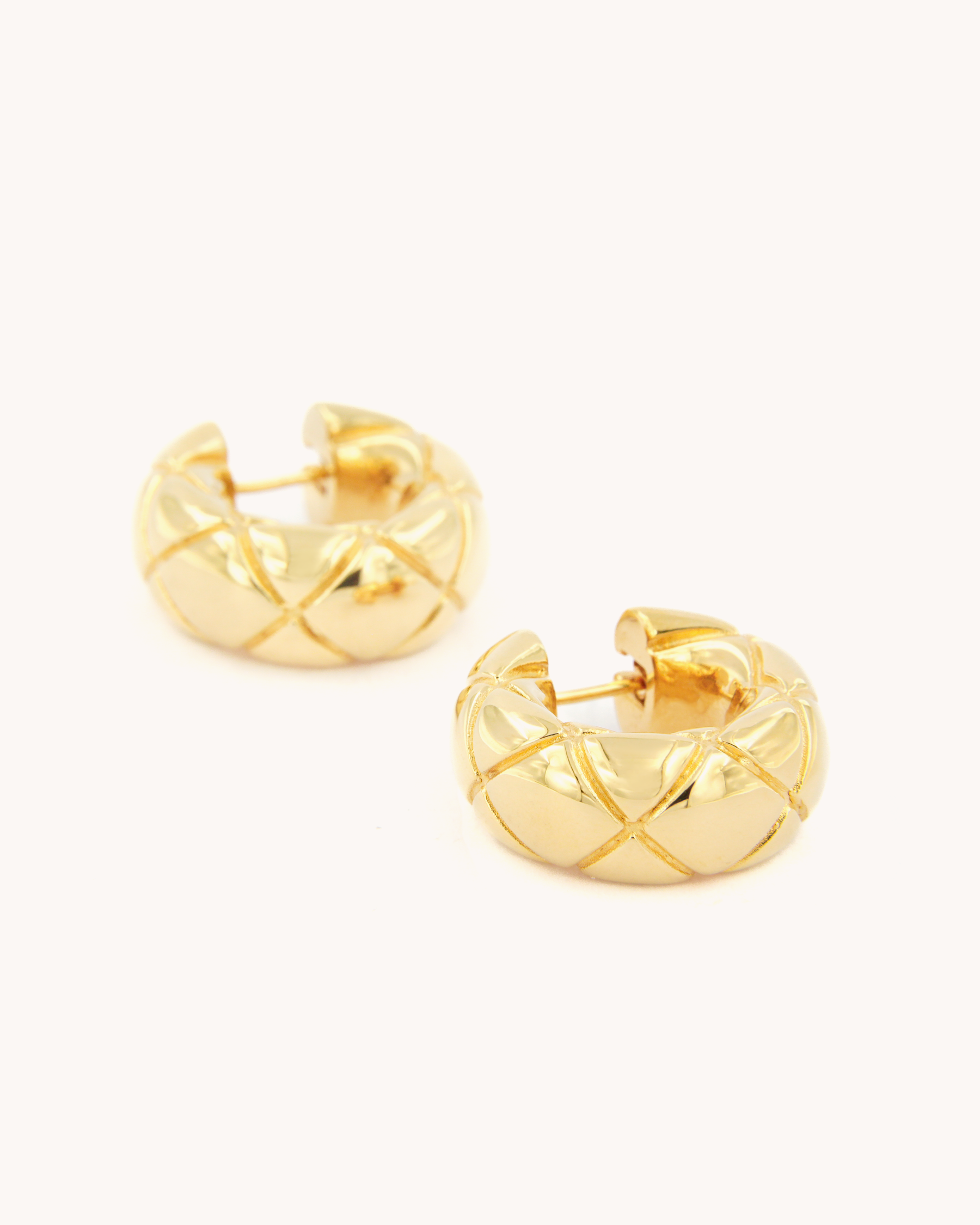 Orecchini a cerchio trapuntati in oro giallo 18 carati con chiusura a perno
