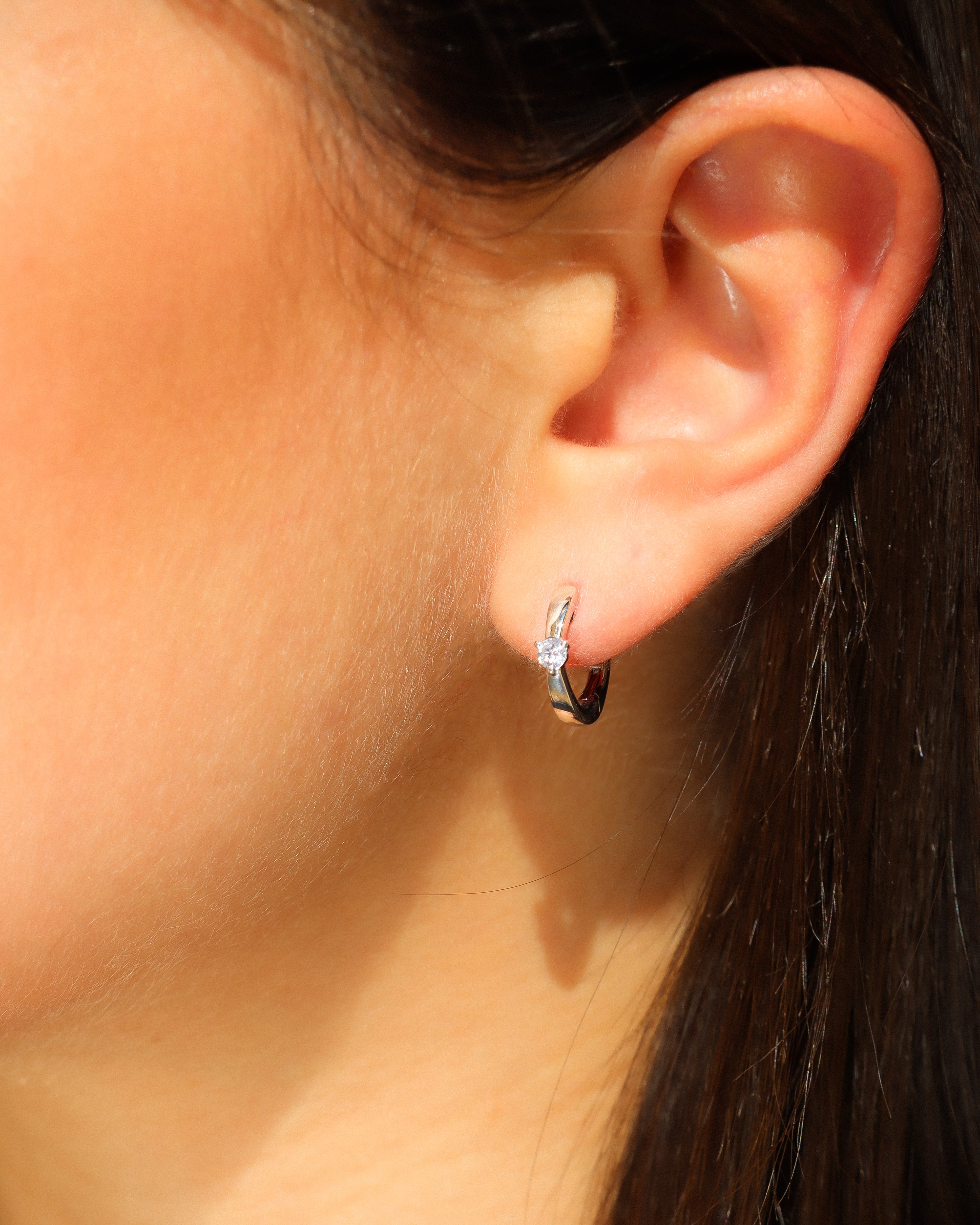 Orecchini a cerchio in oro bianco 18 carati con diamante taglio brillante, diametro 13 mm, firmati Merù Gioielli.