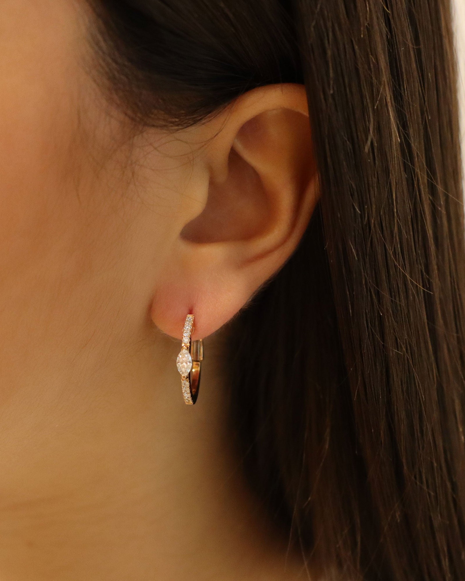 Orecchini a cerchio in oro rosa 18 carati con diamanti e dettaglio centrale taglio marquise, firmati Merù Gioielli.