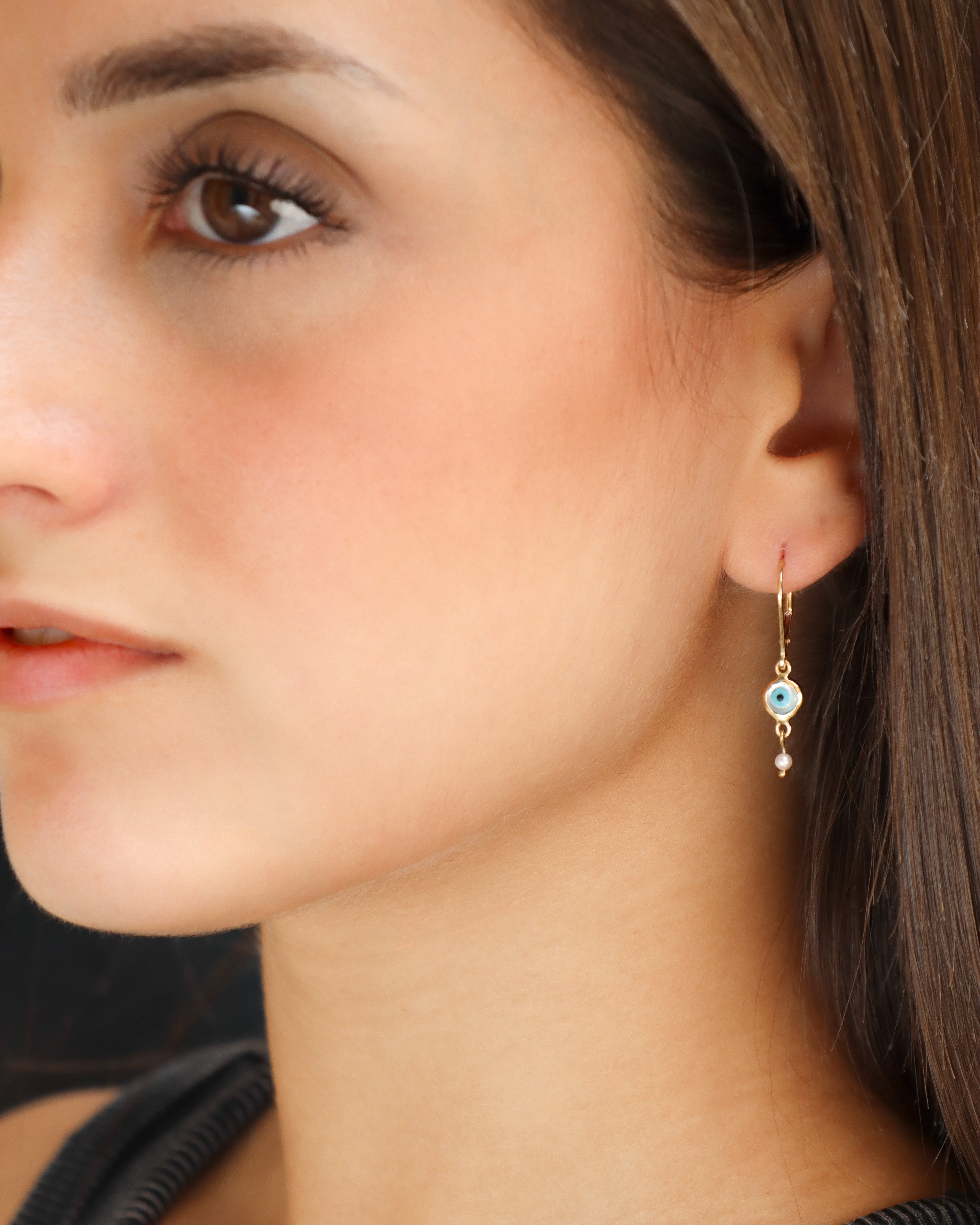 Orecchini in oro giallo 18K con occhio della fortuna in madreperla, turchese e onice, impreziositi da perle