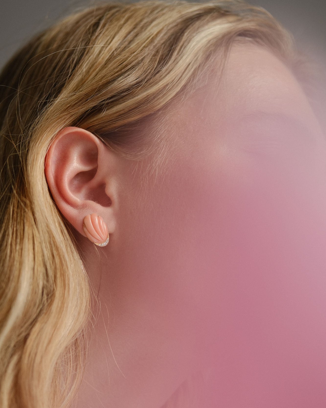 Orecchini a lobo in oro giallo 18 carati con conchiglia in corallo peau d’ange e diamanti, firmati Merù Gioielli.