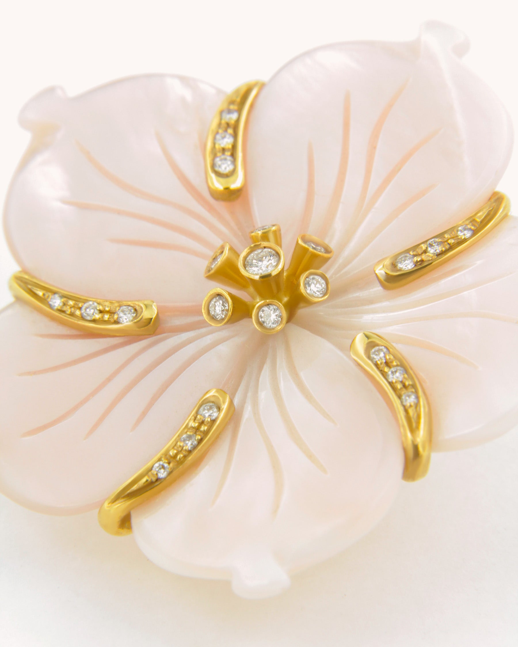 Coppia di orecchini Fiore in madreperla rosa con diamanti in oro giallo 18K