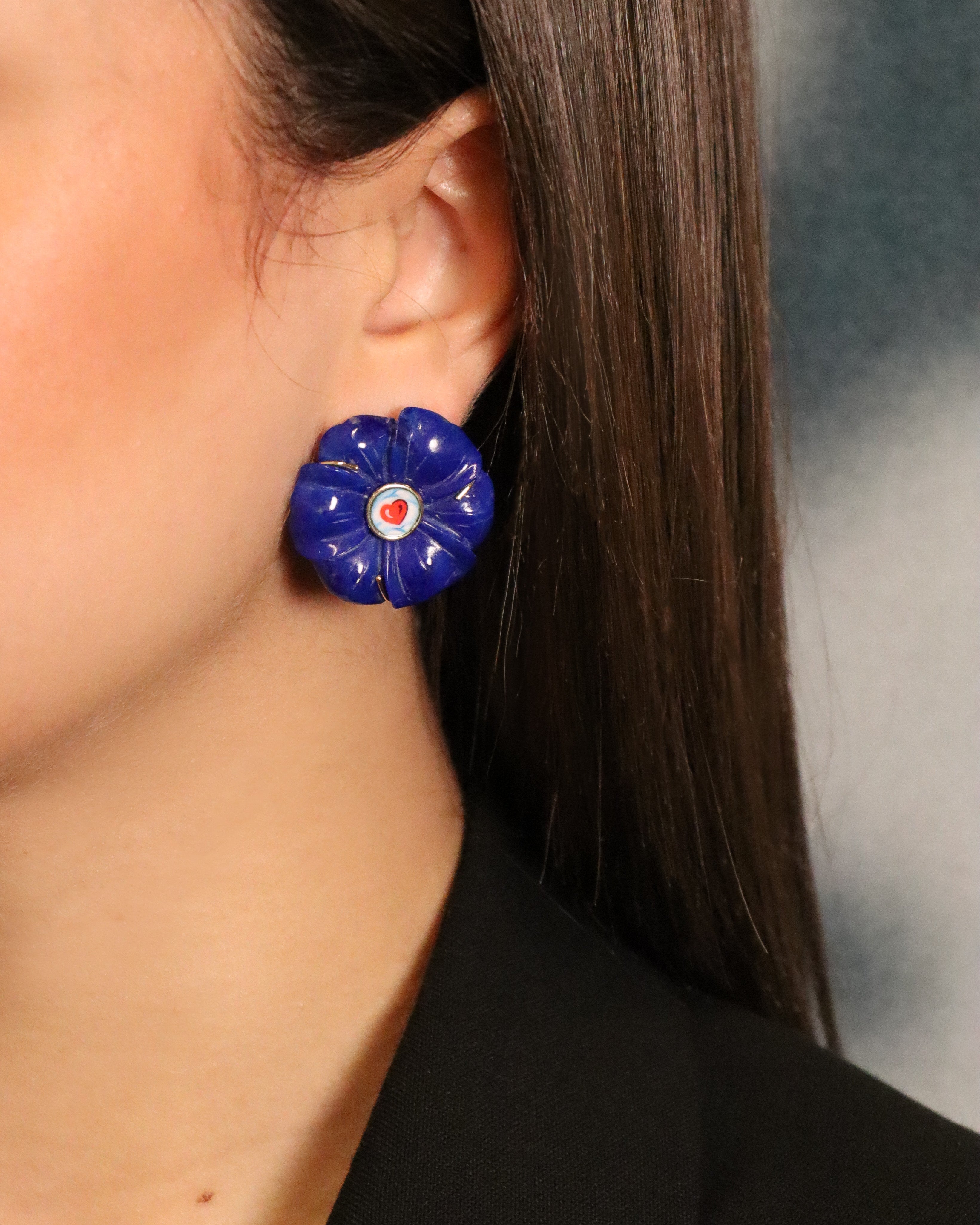 Orecchini in lapislazzulo intagliato a fiore con cuore in smalto a fuoco dipinto a mano e montatura in oro giallo 18 carati