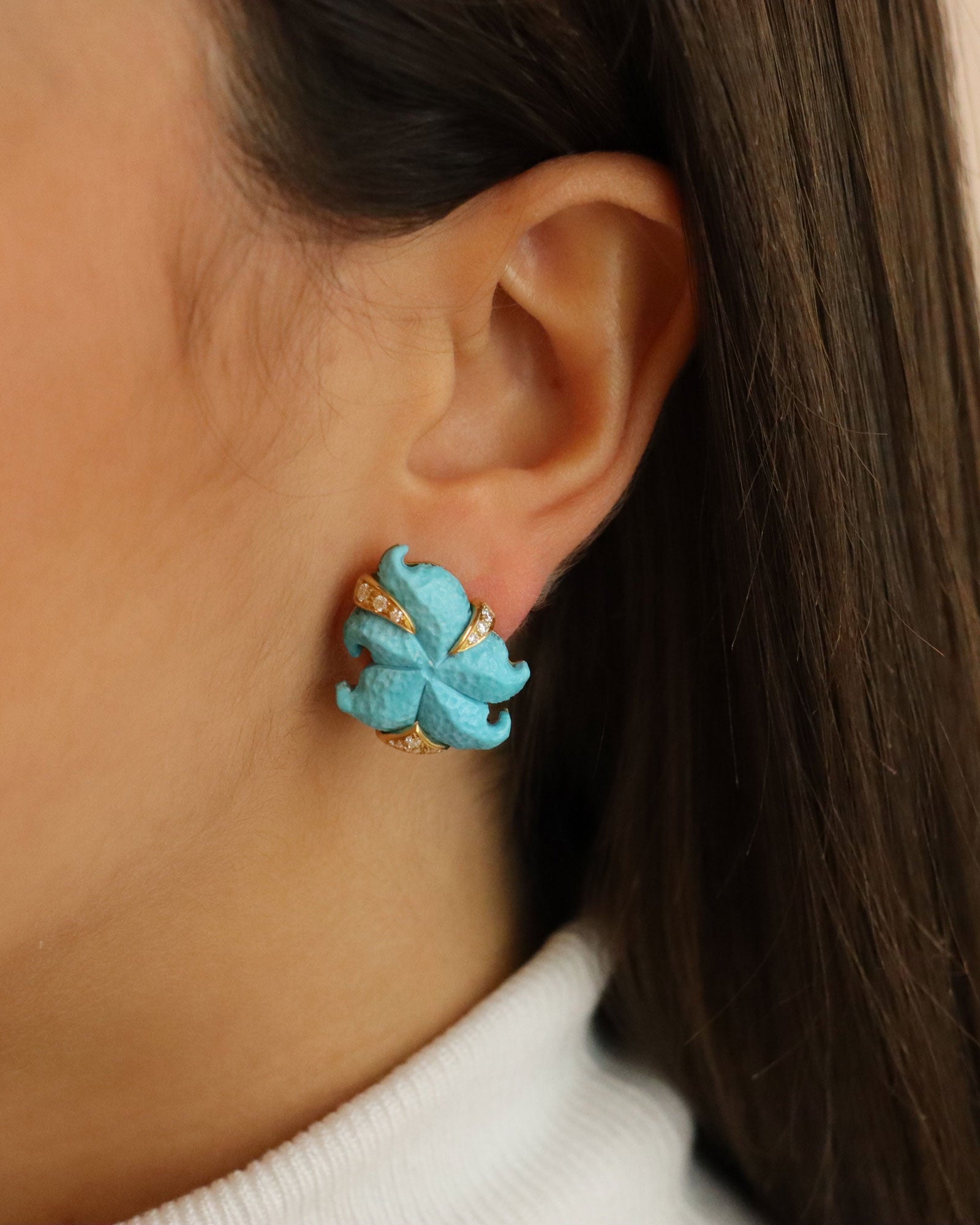 Orecchini a lobo in oro 18 carati con stelle marine in turchese naturale e diamanti bianchi, firmati Merù Gioielli.