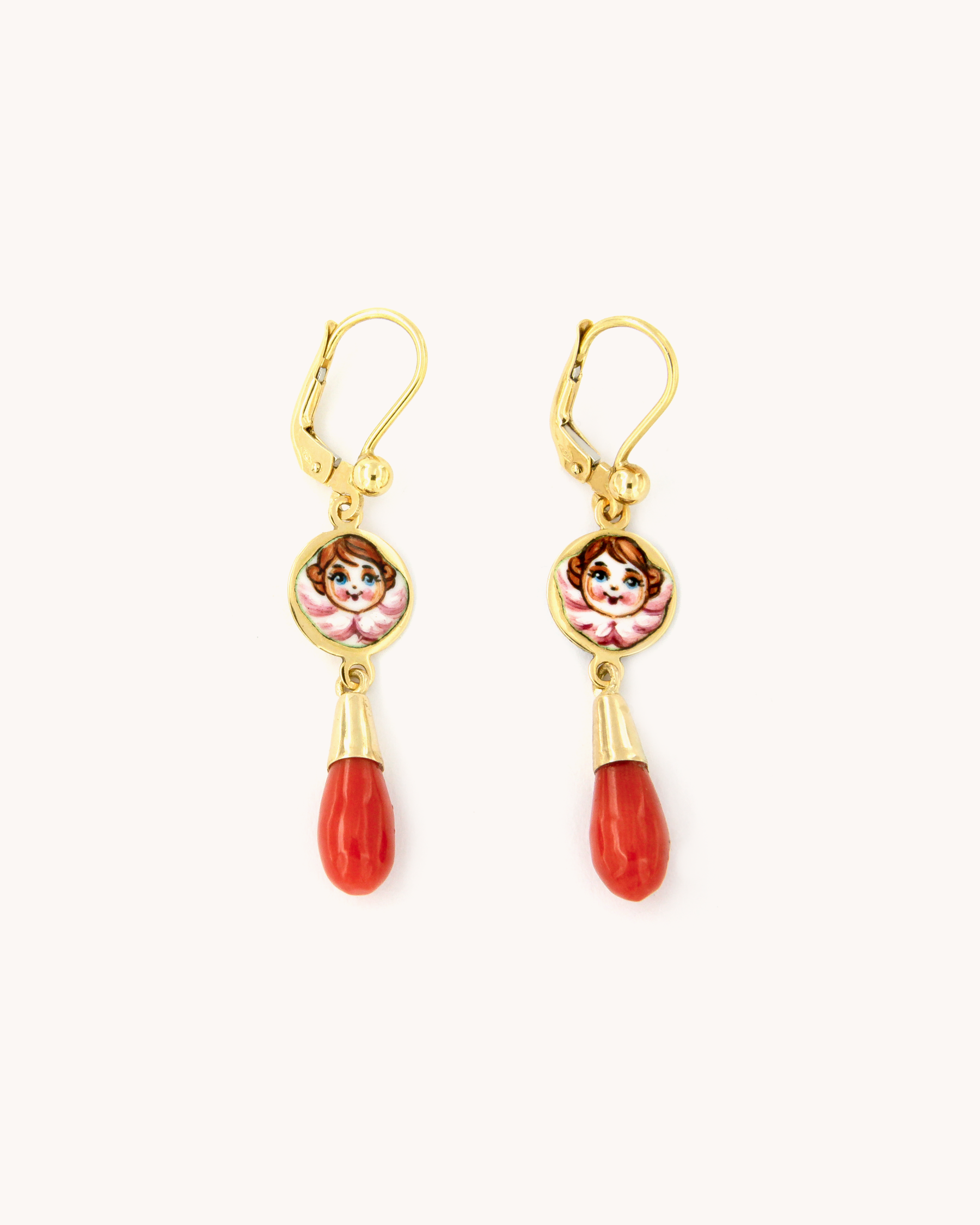 Orecchini pendenti in oro 18k con angelo in smalto e corallo rosso