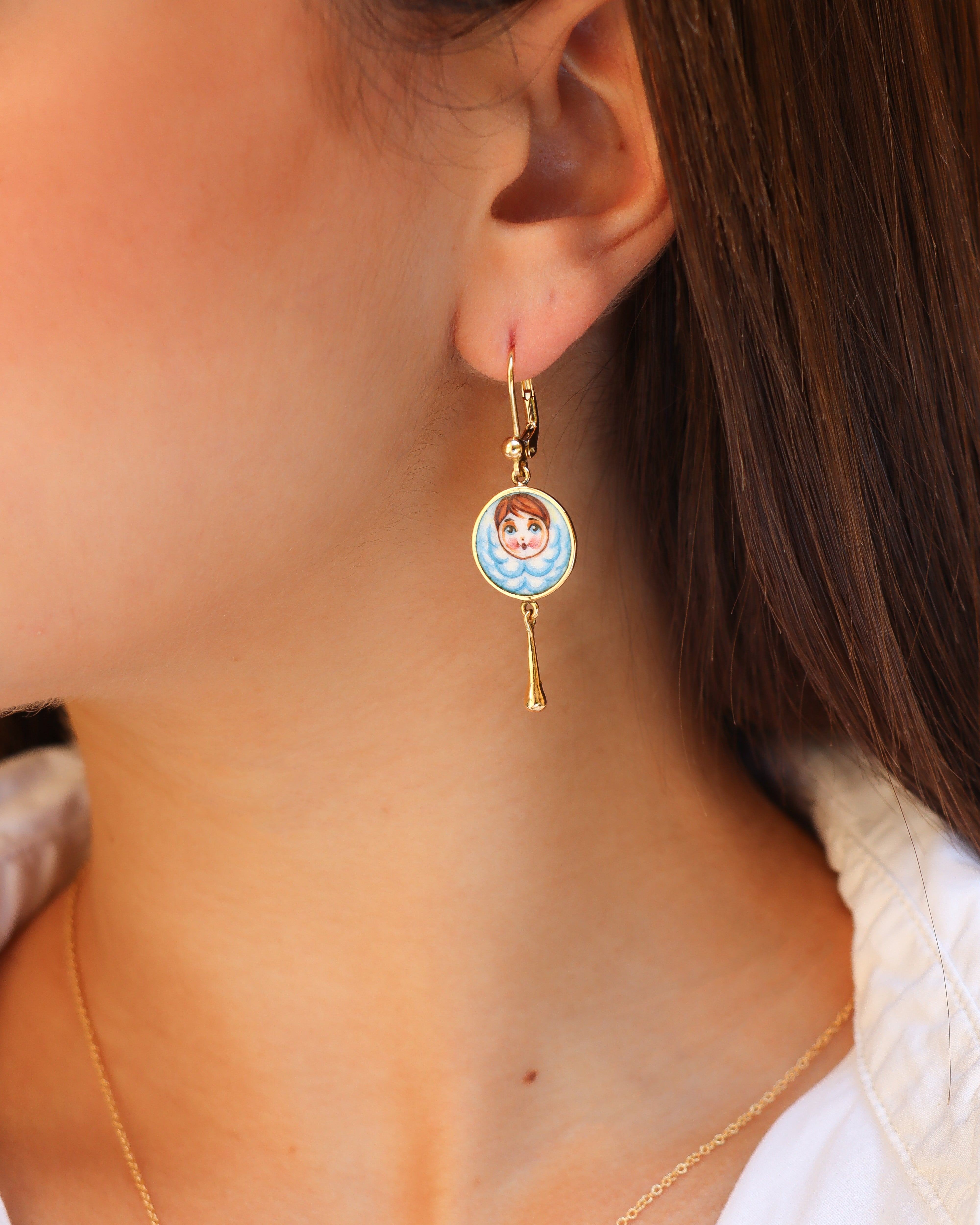 Orecchini pendenti in oro giallo 18K con angelo azzurro dipinto a mano in smalto a fuoco e goccia pendente in oro.