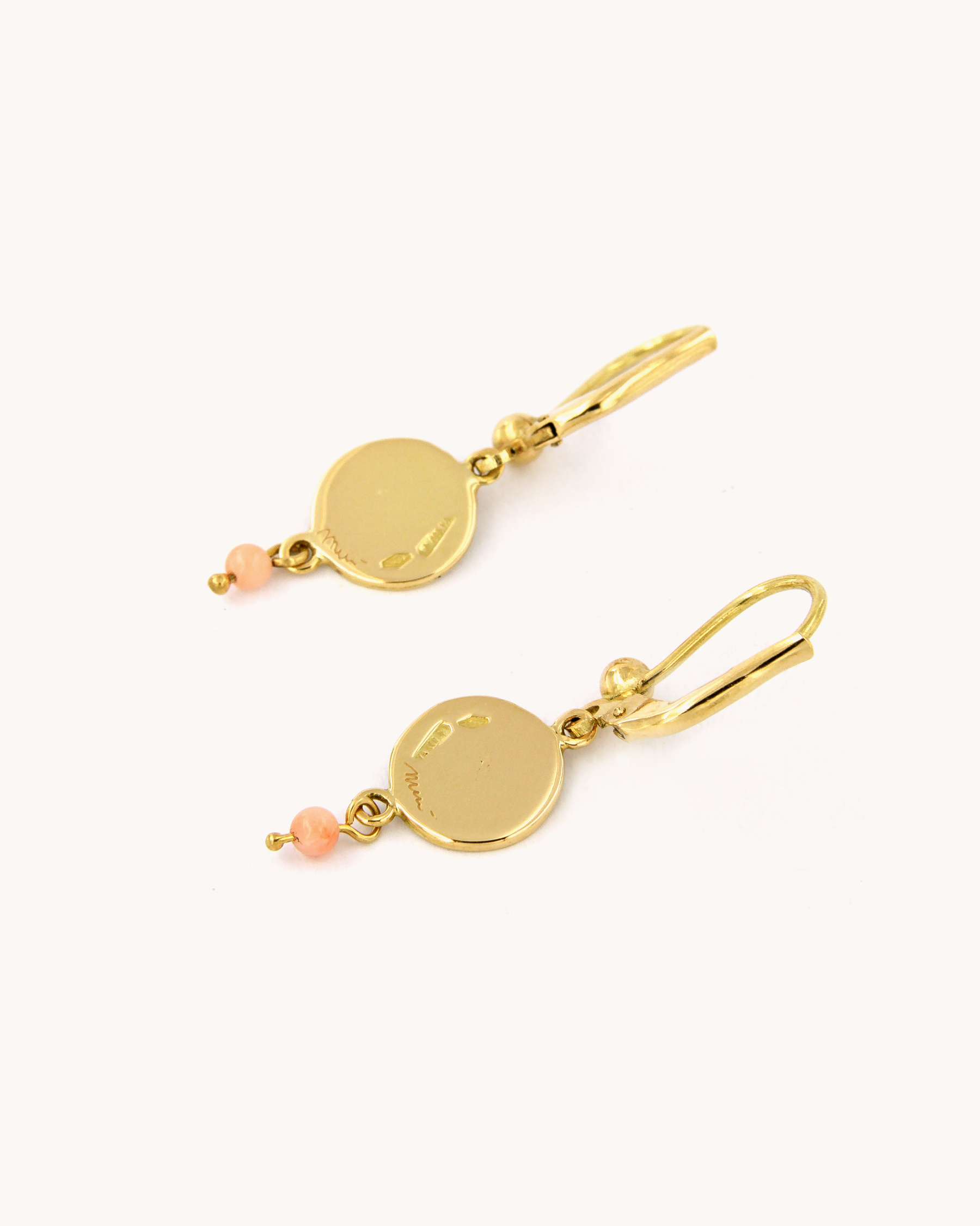 Orecchini pendenti Angelo in oro giallo 18K con piastra dipinta a mano in smalto a fuoco e perlina di corallo rosa