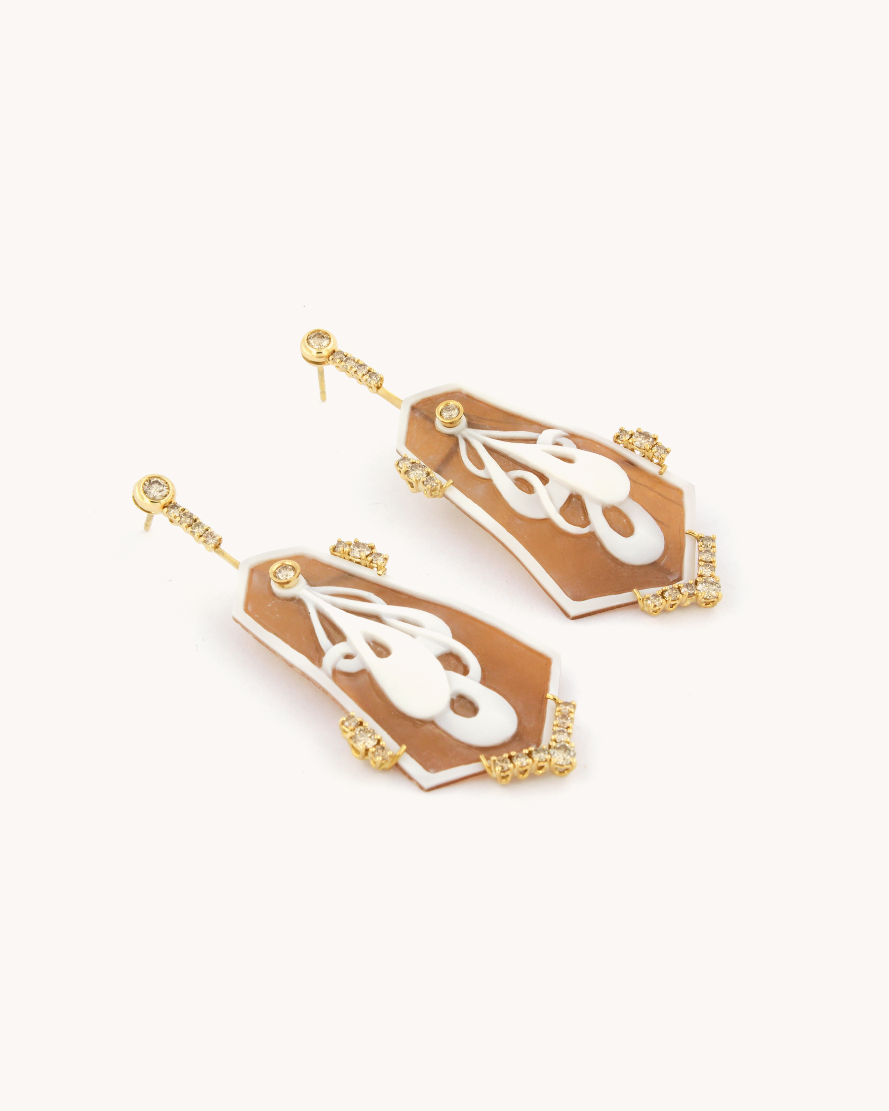 Orecchini pendenti in oro giallo 18 carati con cammei incisi e diamanti brown per un totale di 2,56ct