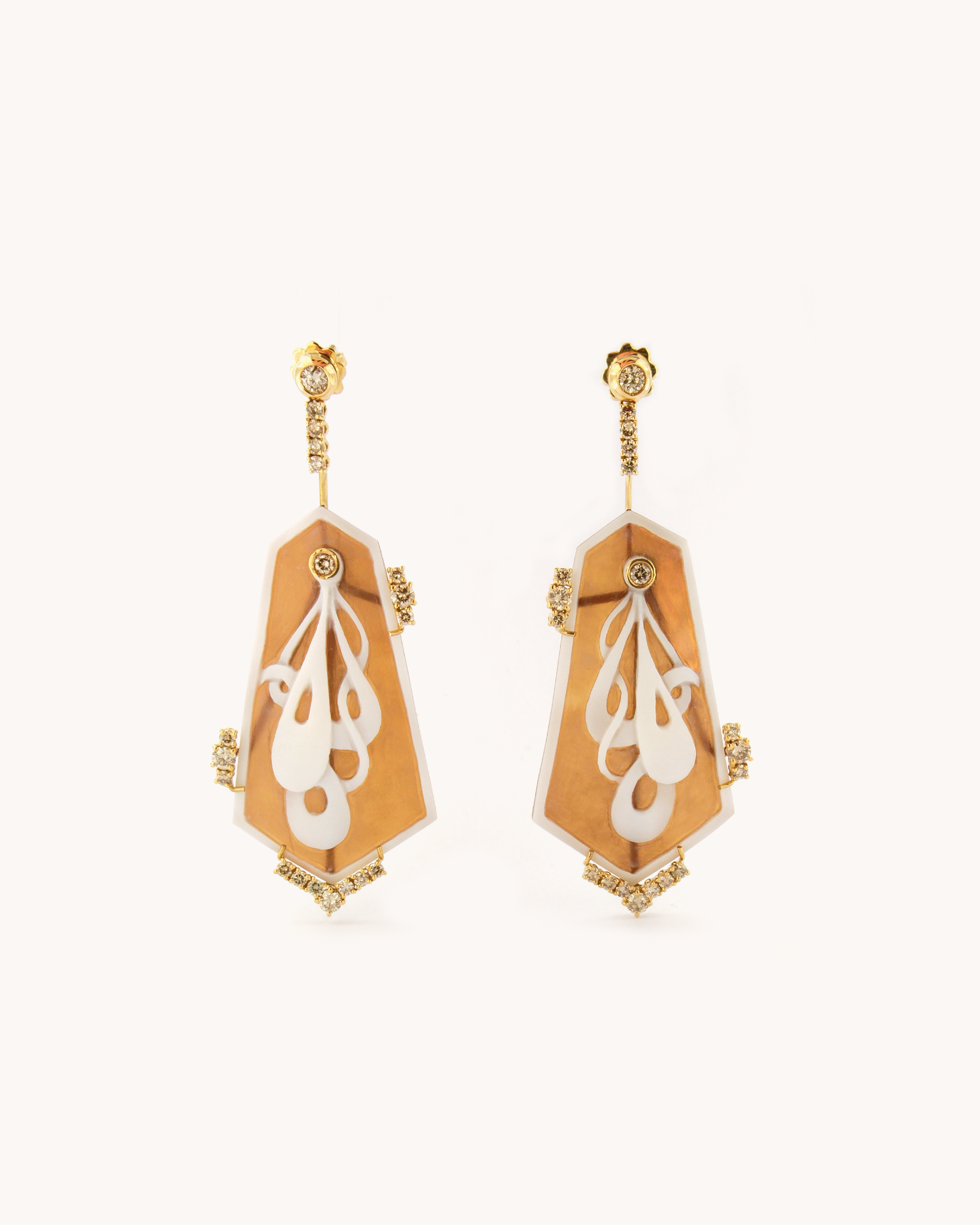 Orecchini pendenti in oro giallo 18 carati con cammei incisi e diamanti brown per un totale di 2,56ct