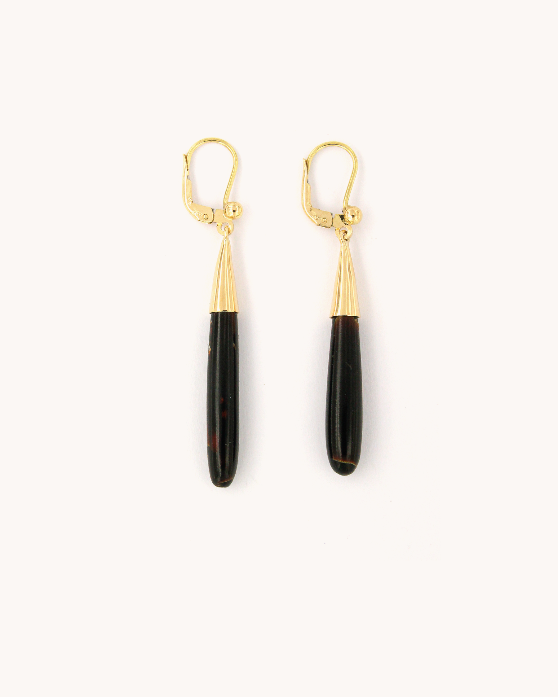 Orecchini pendenti in oro giallo 18K con corallo nero naturale dalla forma allungata.