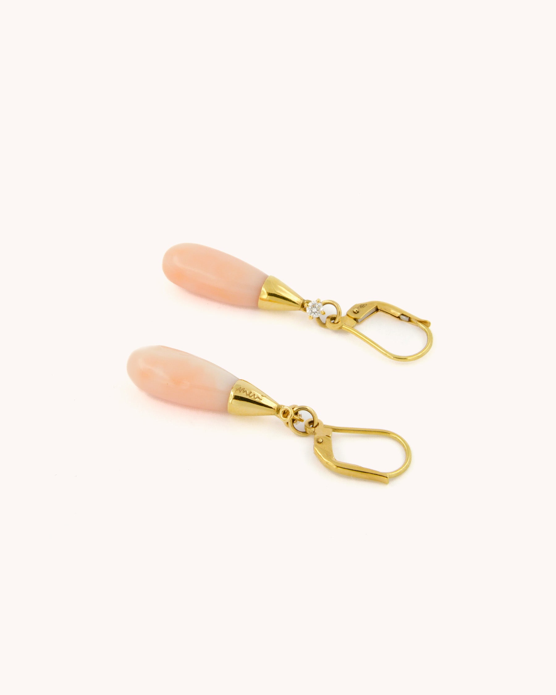 Orecchini pendenti in oro giallo 18K con corallo rosa naturale a forma di goccia e diamanti incastonati.