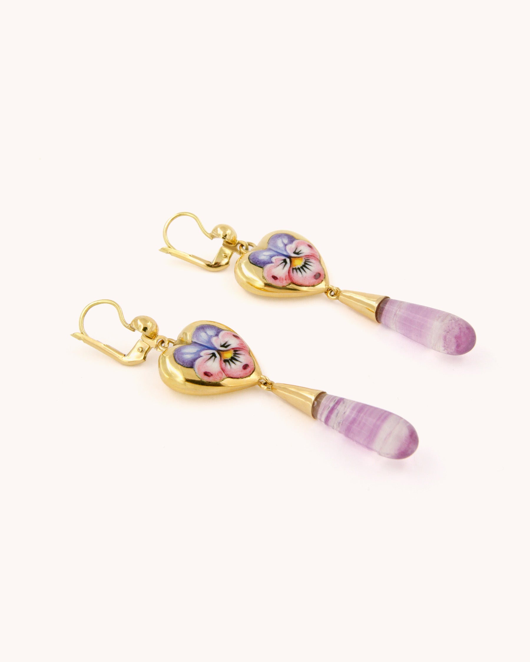 Orecchini pendenti in oro giallo 18K con cuore in smalto dipinto a mano raffigurante viola del pensiero e goccia di ametista.