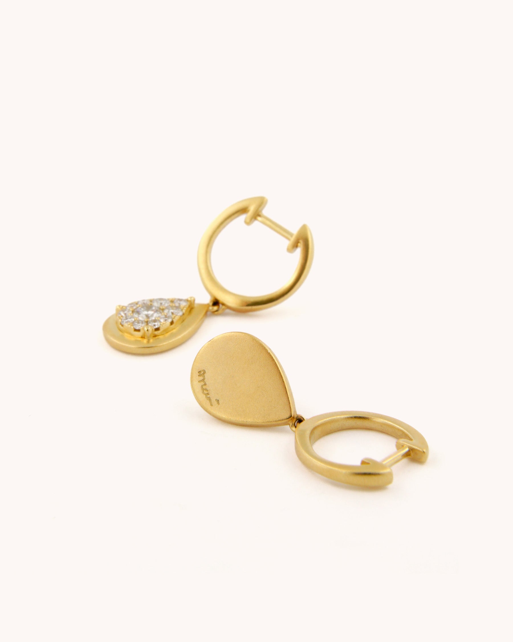 Orecchini pendenti in oro giallo 18 carati con goccia pavé di diamanti, firmati Merù Gioielli.
